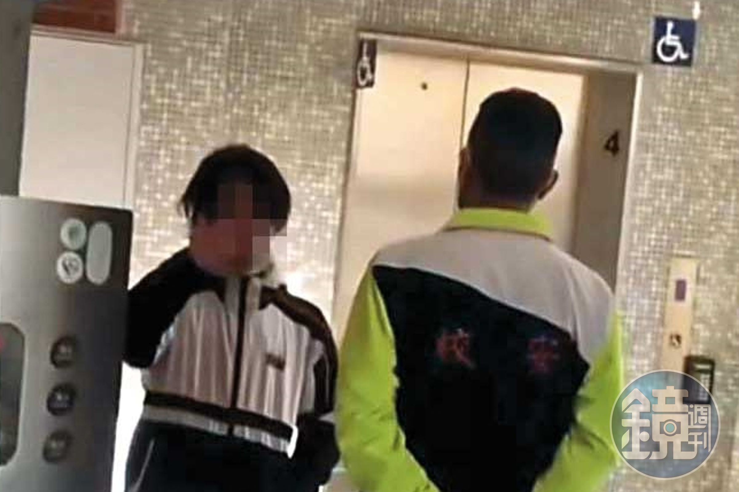 小宇被懷疑偷錢，與一名校安人員在走廊上爭執。（家屬提供）