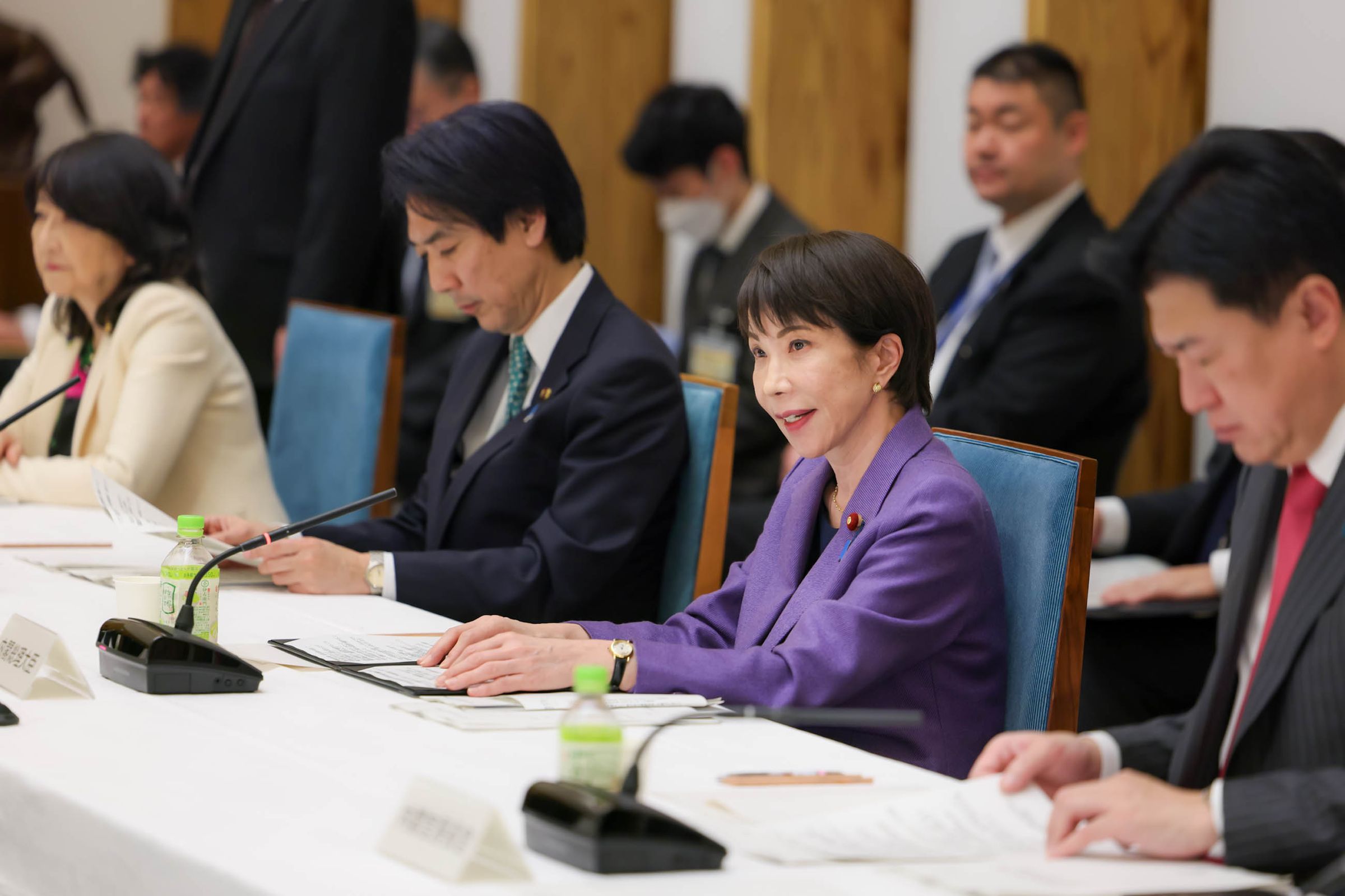 高市早苗親自於社群媒體說明患有類風濕性關節炎的舊疾，因與熱情的民眾握手時，手被用力拉扯而受傷。（翻攝自X@kantei）