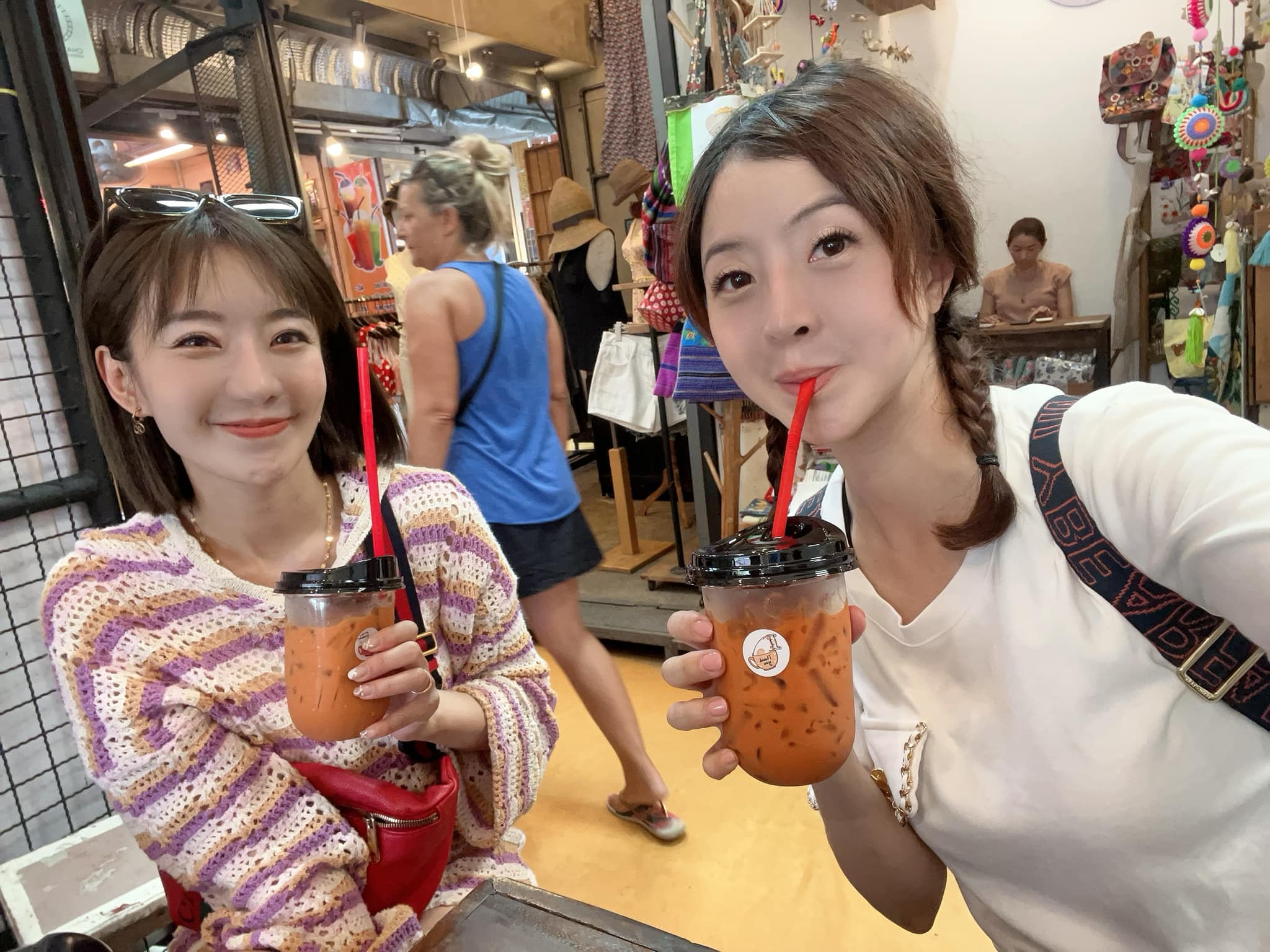 羅巧倫近日和好友李亮瑾到曼谷旅行。(翻攝自羅巧倫臉書)