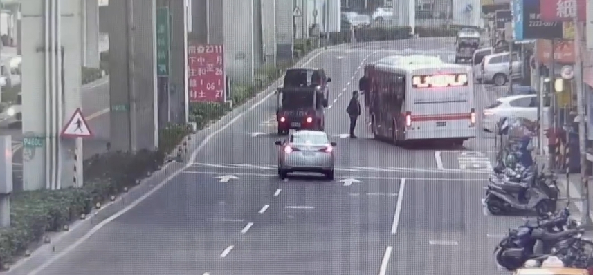 騎YouBike妨礙公車停靠被按喇叭，司機、騎士當場怒演街頭快打。 （警方提供）