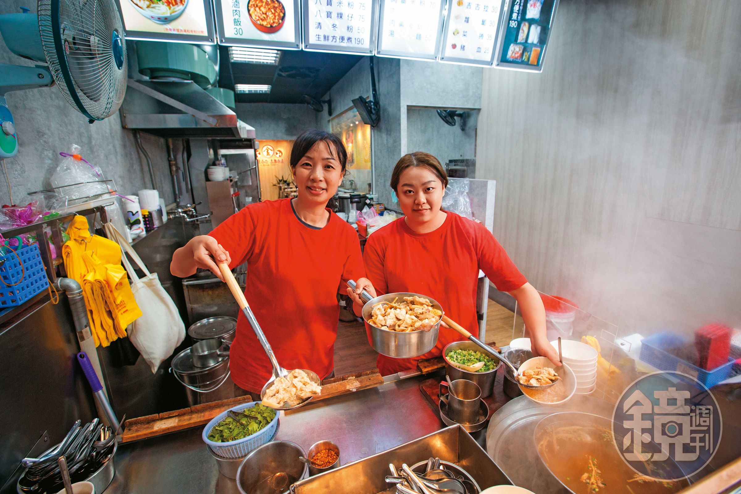 基隆廟口夜市金茶壺八寶冬粉,以不帶勾芡的大骨湯頭、料多味美成為知名小吃。現由3代媳婦艾庭如(左)當家,女兒陳芝妤(右)準備接班,最近母女倆為了給顧客更好的用餐環境,將路邊攤搬遷至附近店面。