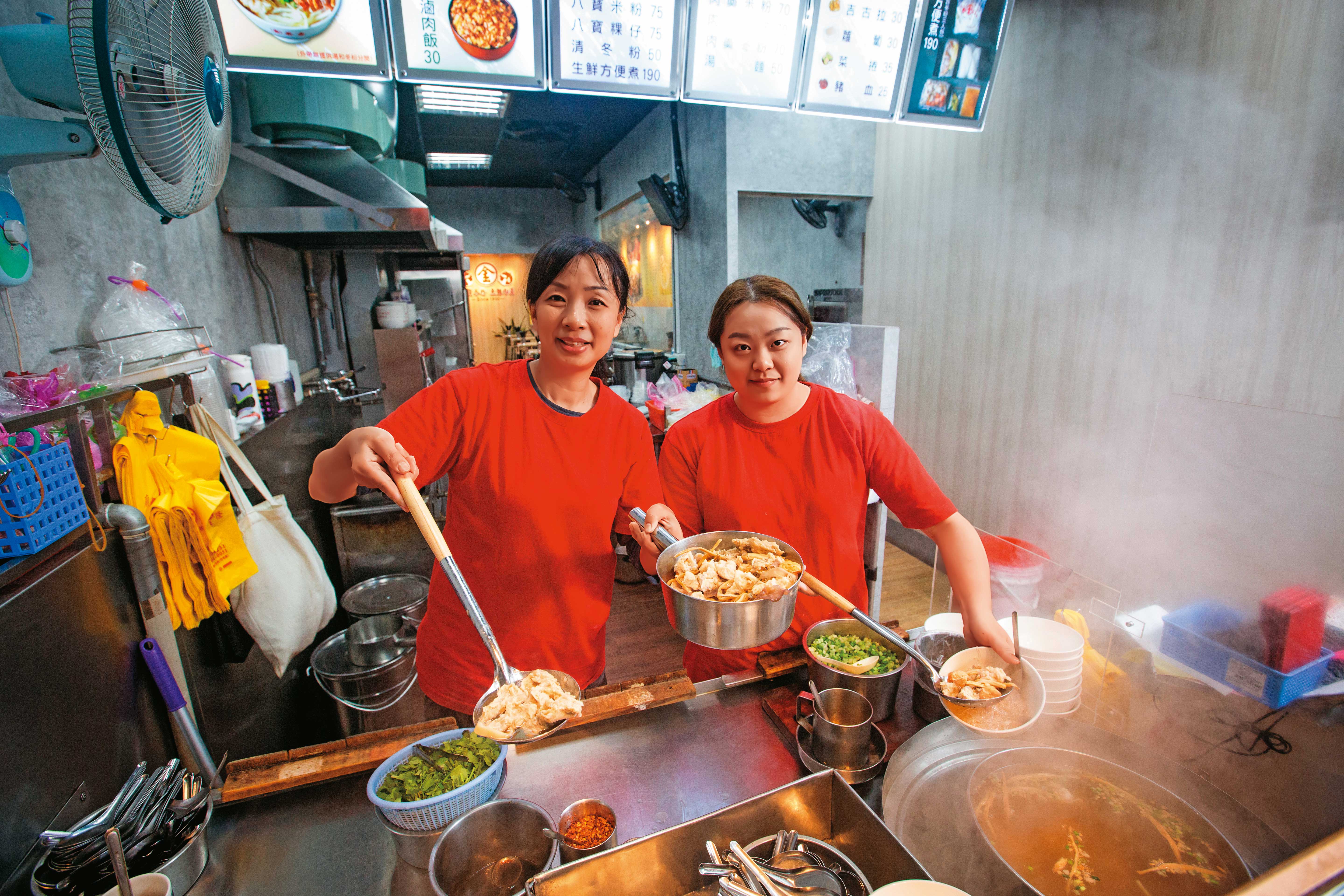 基隆廟口夜市金茶壺八寶冬粉，以不帶勾芡的大骨湯頭、料多味美成為知名小吃。現由3代媳婦艾庭如（左）當家，女兒陳芝妤（右）準備接班，最近母女倆為了給顧客更好的用餐環境，將路邊攤搬遷至附近店面。