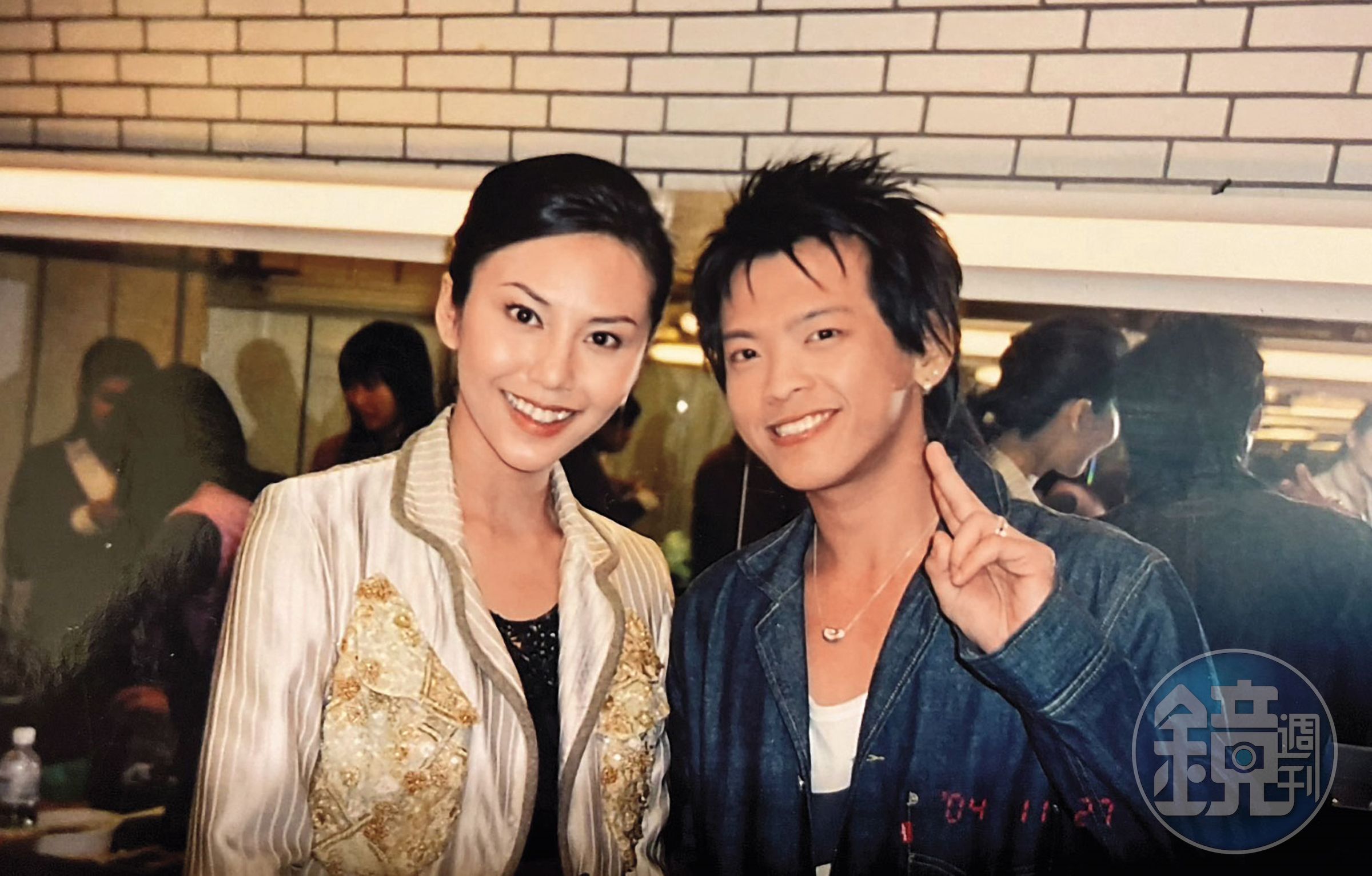 楊居霖(右)曾與凱渥名模洪曉蕾(左)等人合照或合拍廣告。(讀者提供)