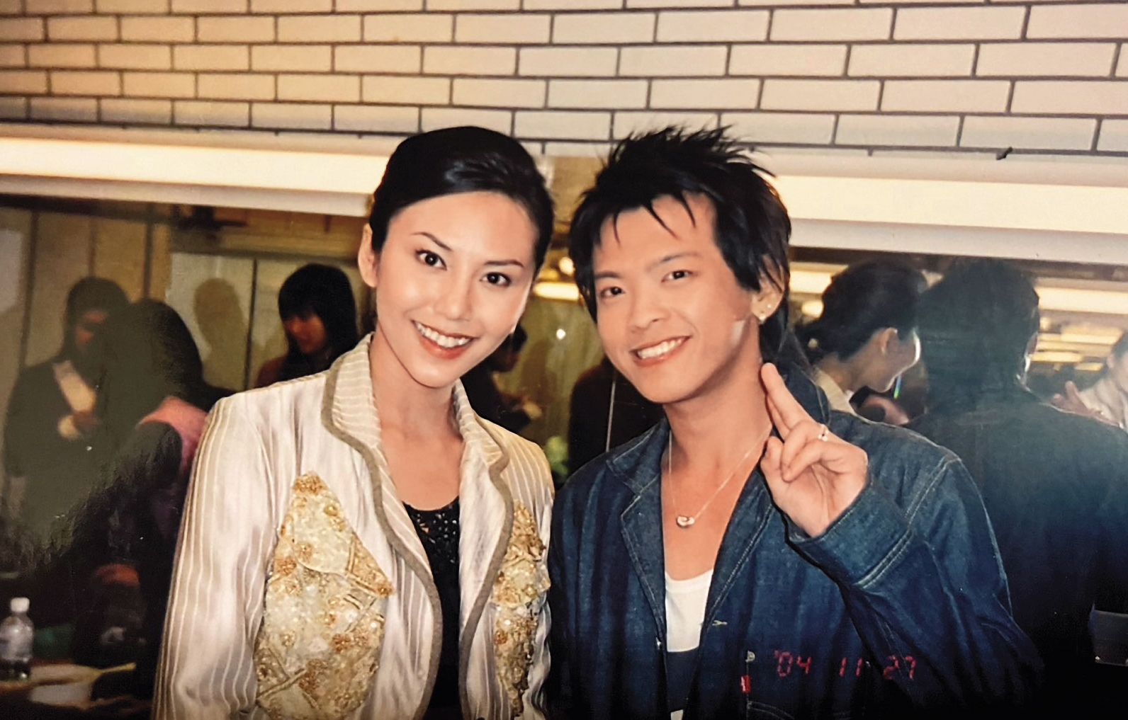 楊居霖（右）曾與凱渥名模洪曉蕾（左）等人合照或合拍廣告。（讀者提供）