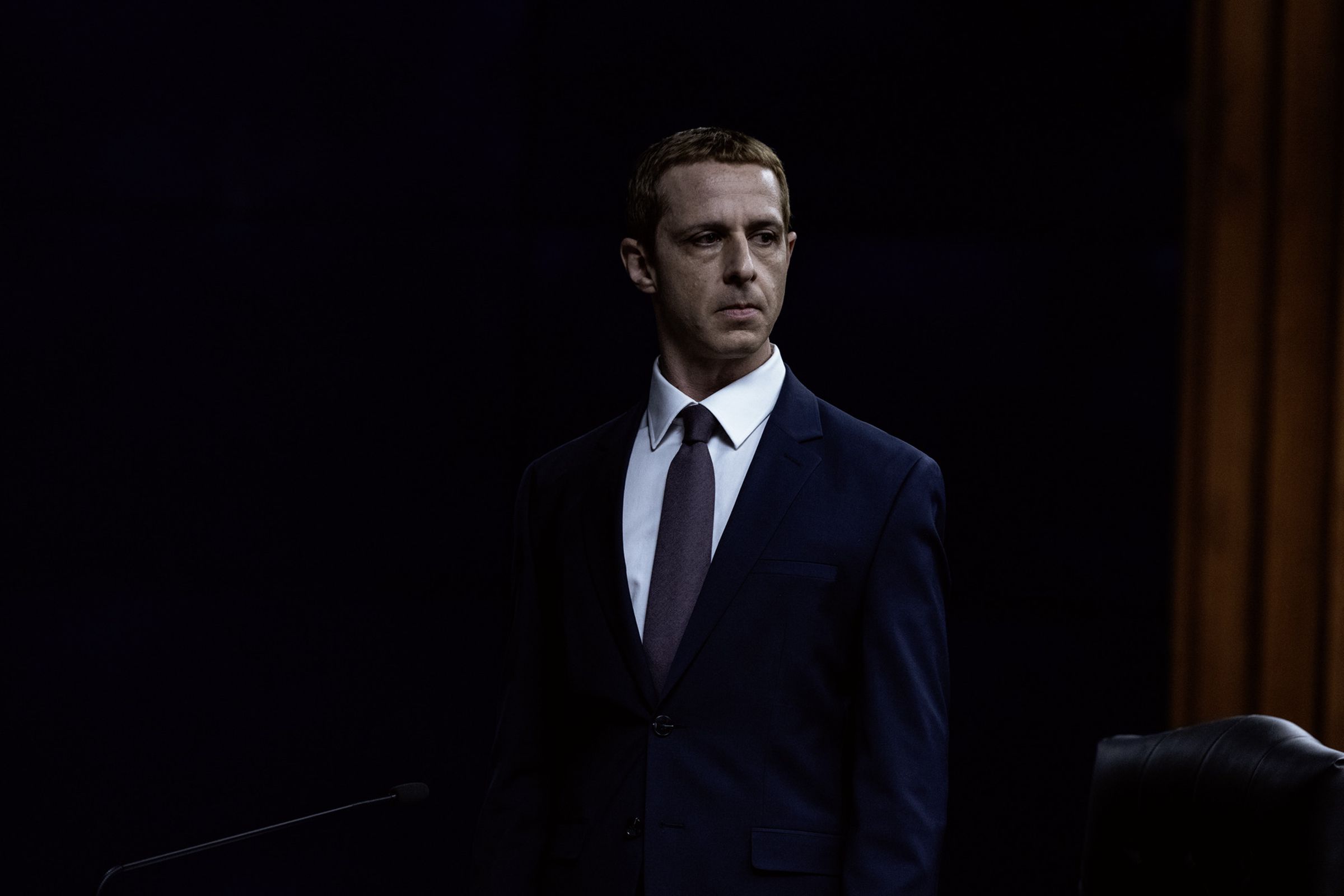 《社群清算》故事聚焦2021年發生的「臉書檔案」（Facebook Files）吹哨事件，馬克祖克柏的扮演者也從傑西艾森柏格換成傑瑞米史壯。（索尼提供）