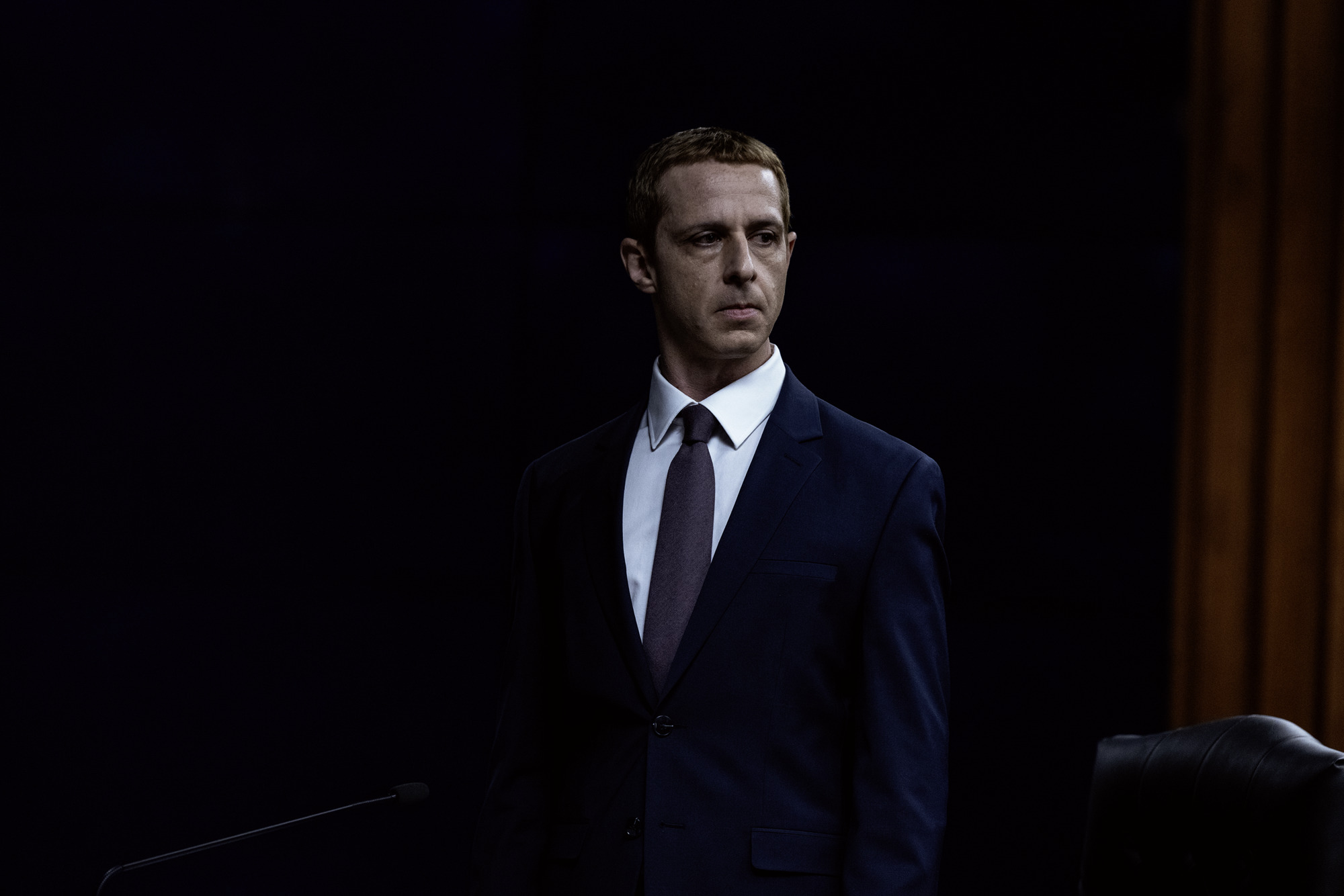 《社群清算》故事聚焦2021年發生的「臉書檔案」（Facebook Files）吹哨事件，馬克祖克柏的扮演者也從傑西艾森柏格換成傑瑞米史壯。（索尼提供）
