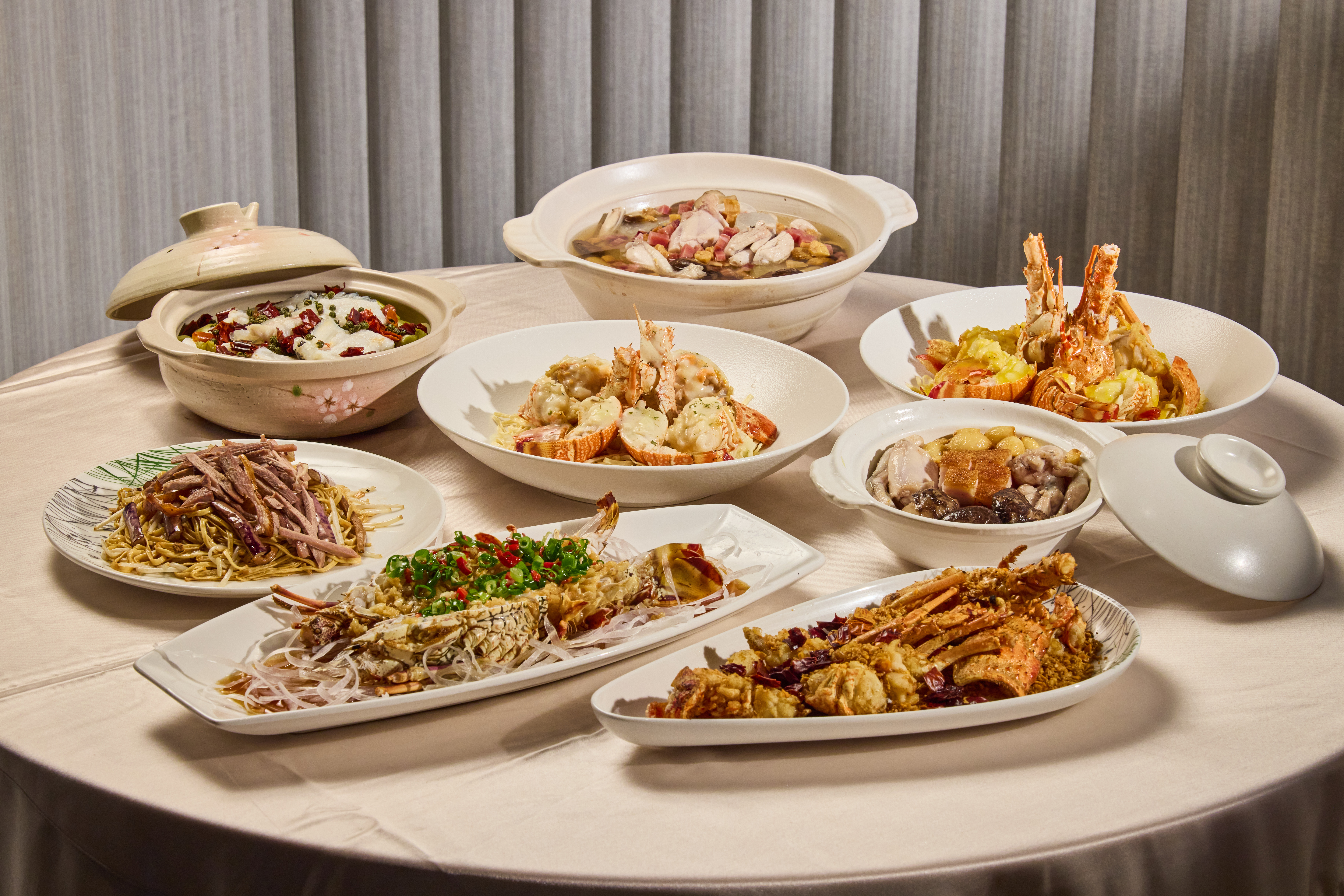 京翠港式飲茶2025夏季私房菜正式開席，以青龍龍蝦為主軸設計四道創意料理，搭配限量功夫菜琵琶鴨，呈現粵菜清、香、濃、酥的多元風貌。