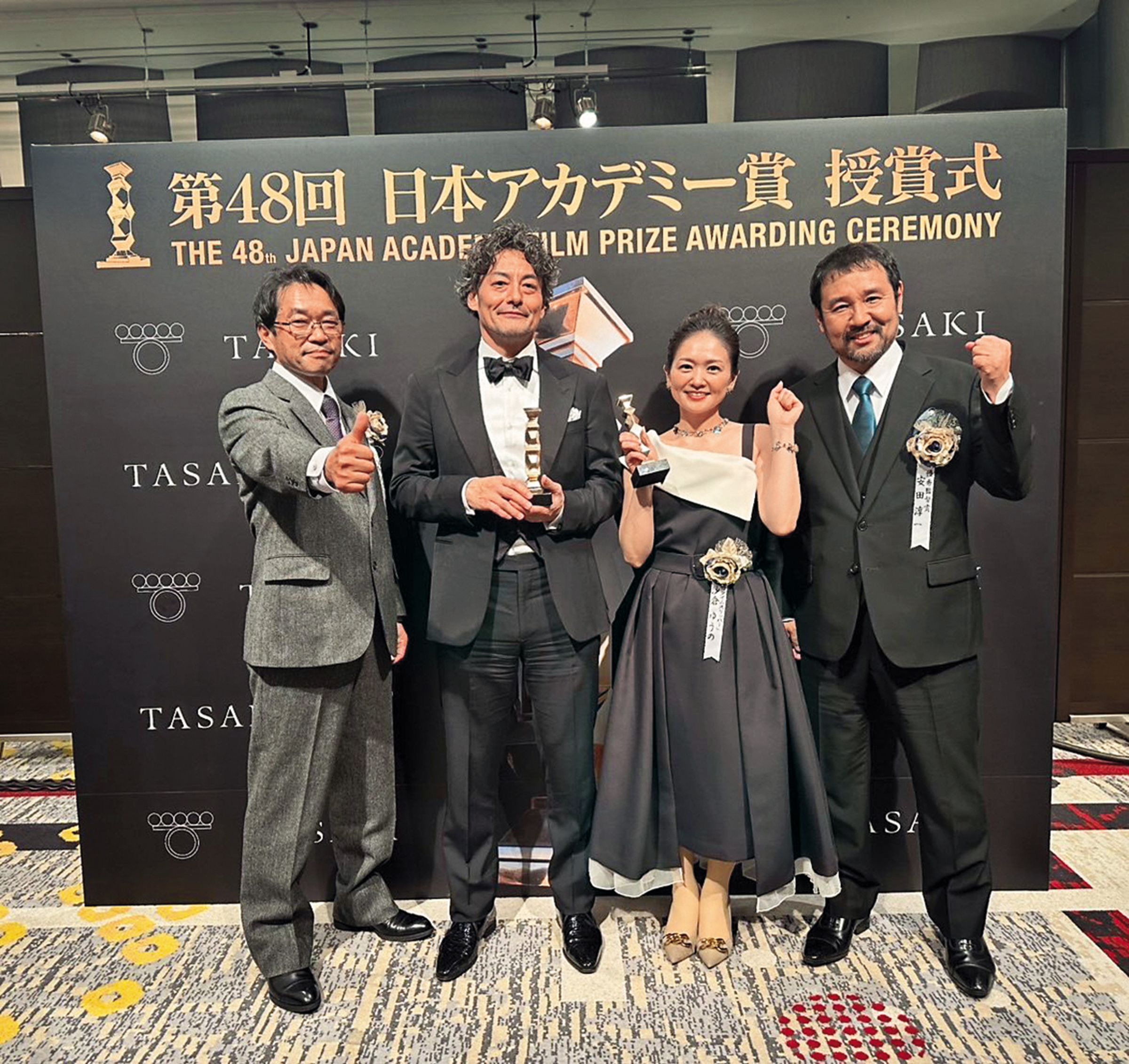 《超時空武士》在本屆日本電影金像獎以黑馬之姿榮獲最佳影片、最佳剪輯等多項肯定。右起安田淳一、沙倉優乃、山口馬木也。	（翻攝自沙倉優乃X）
