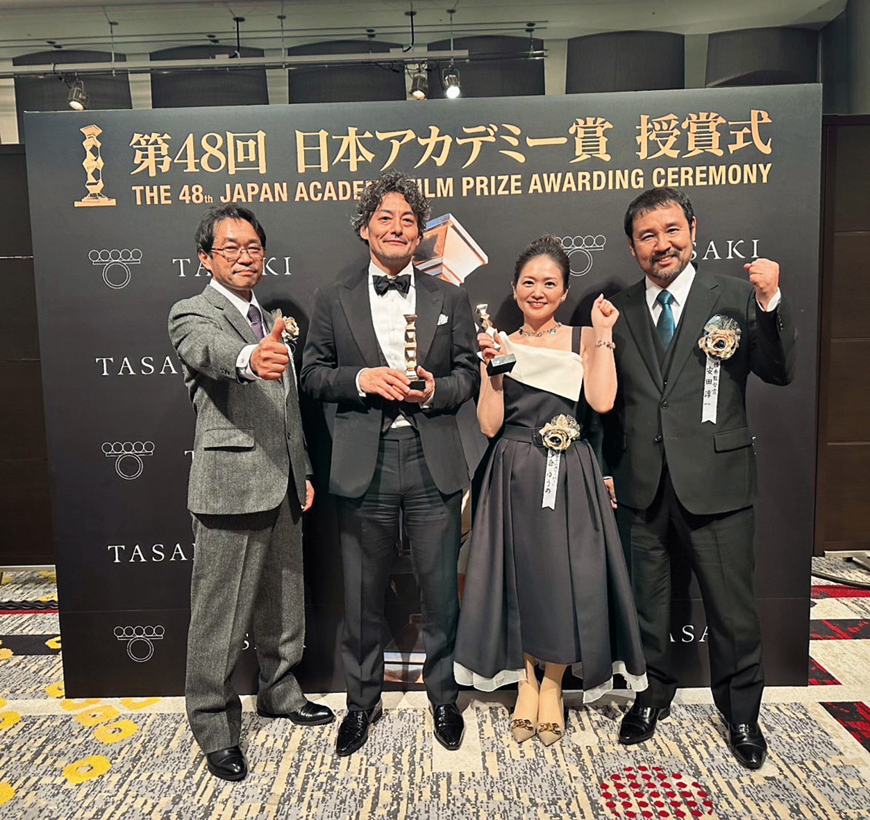 《超時空武士》在本屆日本電影金像獎以黑馬之姿榮獲最佳影片、最佳剪輯等多項肯定。右起安田淳一、沙倉優乃、山口馬木也。	（翻攝自沙倉優乃X）