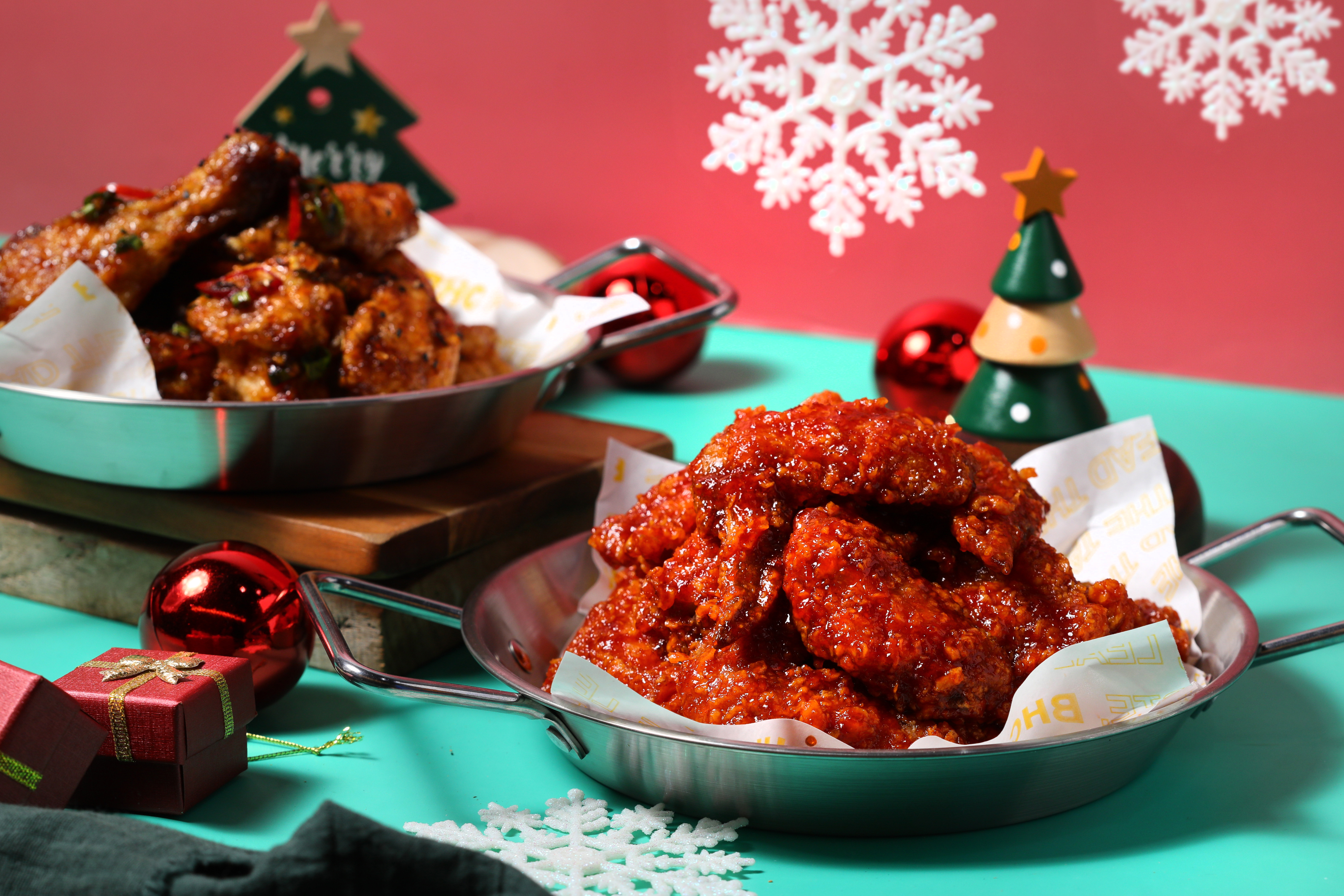 「BHC炸雞」酸甜風味的「洋釀炸雞」（前）和以韓式醬油為底的「醬王炸雞」（後）。（皆，599元／XL COMBO組合）