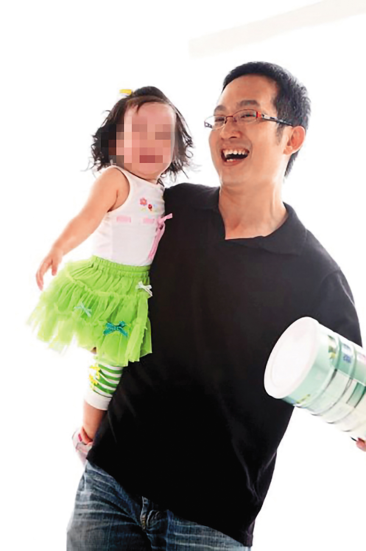 顏冠得（右）和薛楷莉婚後育有1女，如今由薛楷莉撫養。（翻攝自顏冠得臉書）