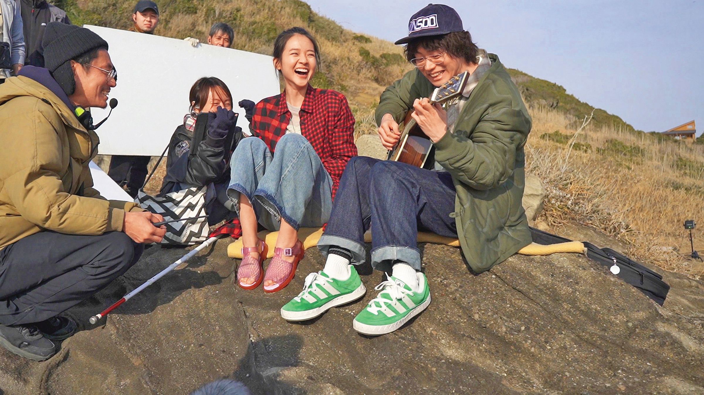 台灣新生代演員林廷憶(右二)主演NHK開播百年特別劇《火星女王》,合作影帝菅田將暉(右一),新鮮組合一曝光便掀起熱議。