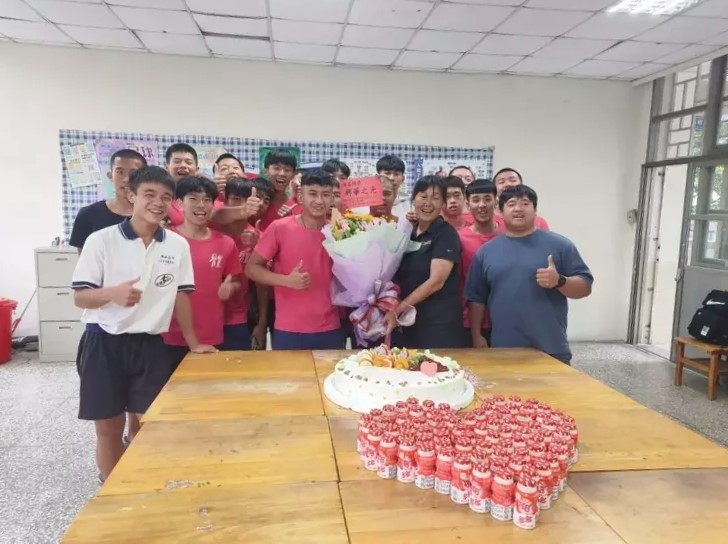 見義勇為6度進出火場救老翁的角力選手林雅各今返校上課，師生為他辦了一場歡迎會。（興華高中提供）