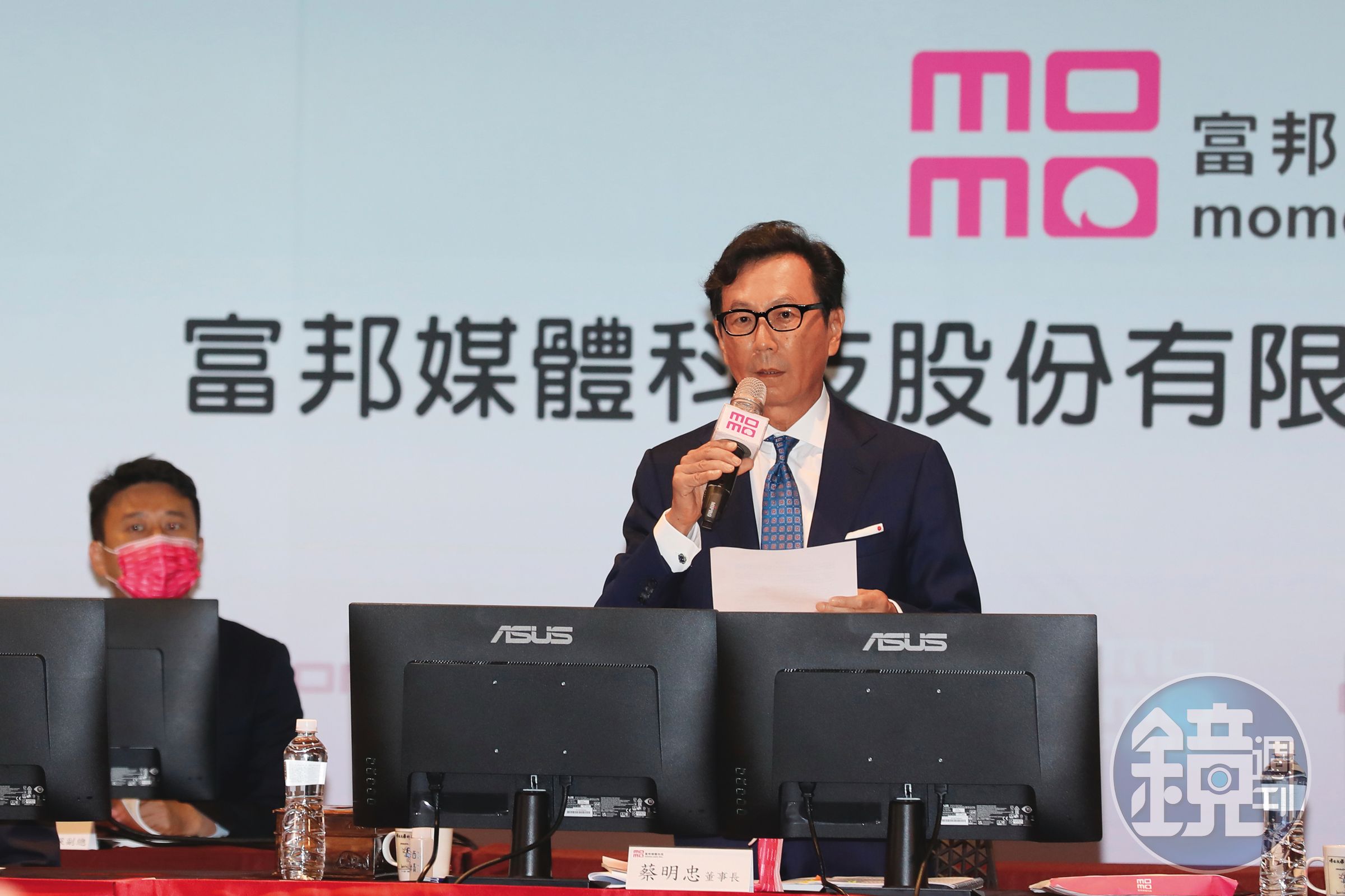 蔡明忠(右)站穩台灣電商霸主,富邦媒倉儲物流規模遙遙領先同業。