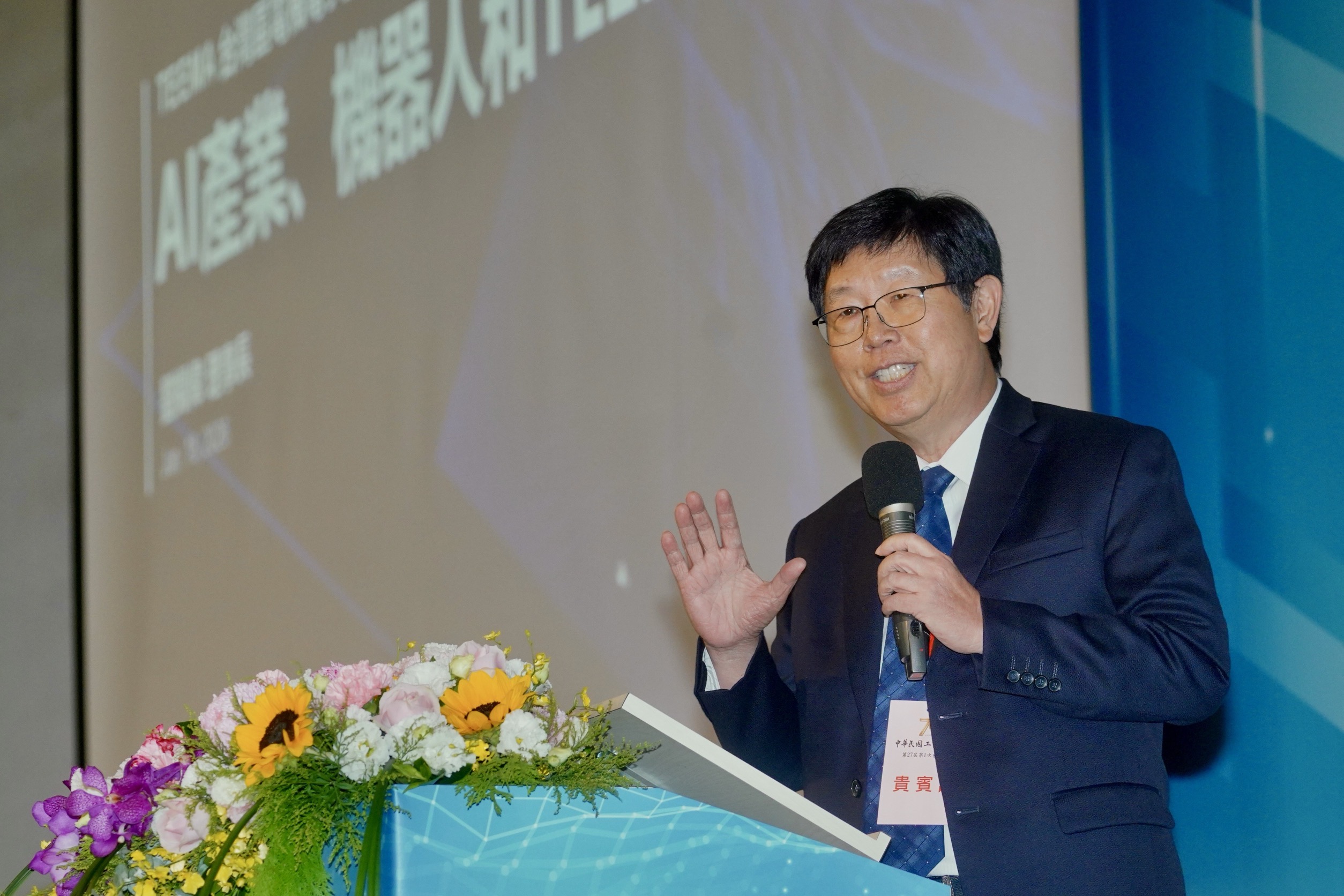 鴻海集團董事長劉揚偉今（18）日一早現身台北國際會議中心。