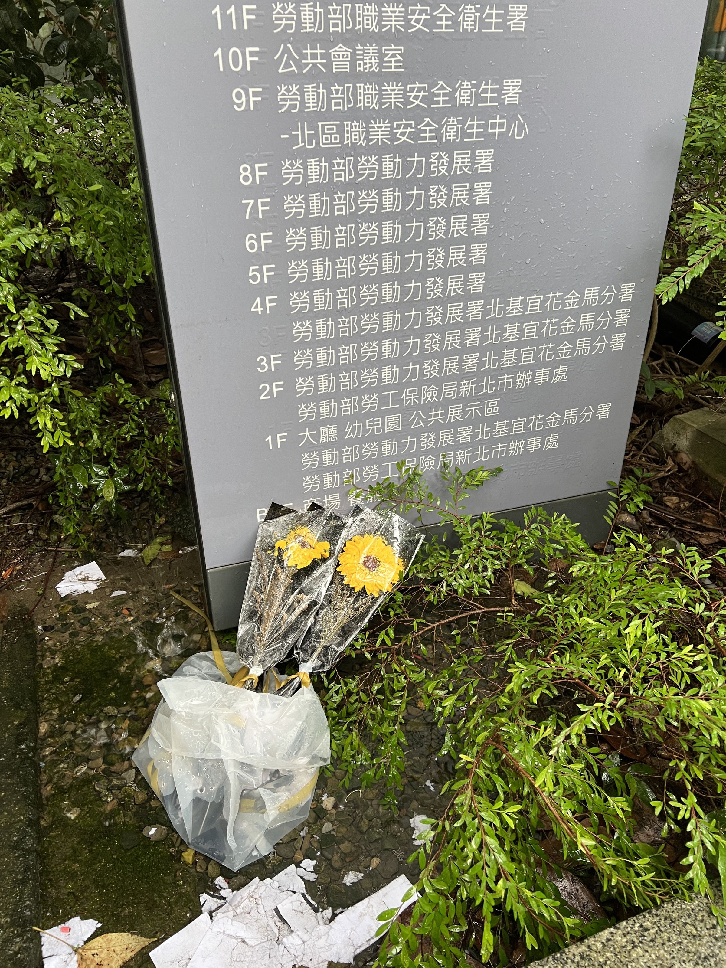 勞發署北分署新莊辦公大樓門外有人為了離世公務員獻花。