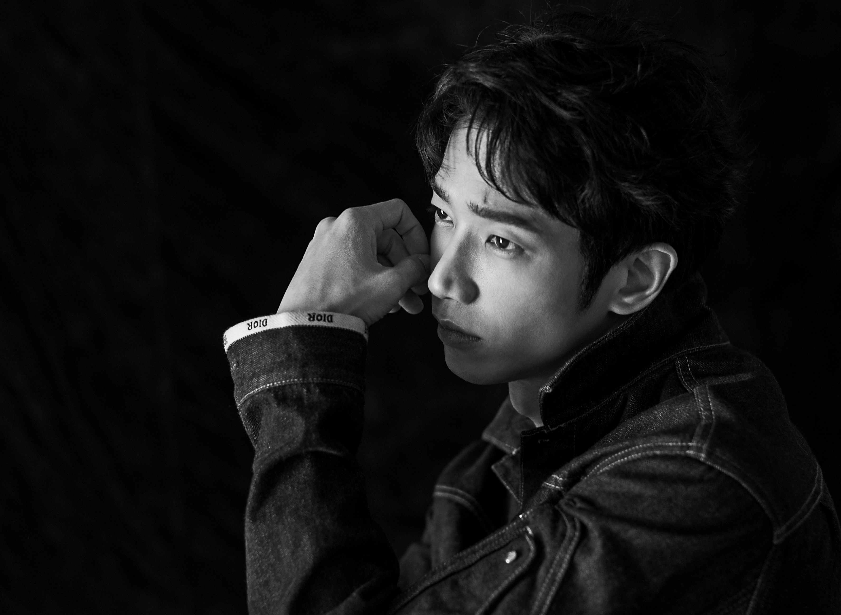 劉以豪對於人生有很多的疑惑，喜歡想東想西的他，正在思考，想要找到答案，或者與疑惑共存。