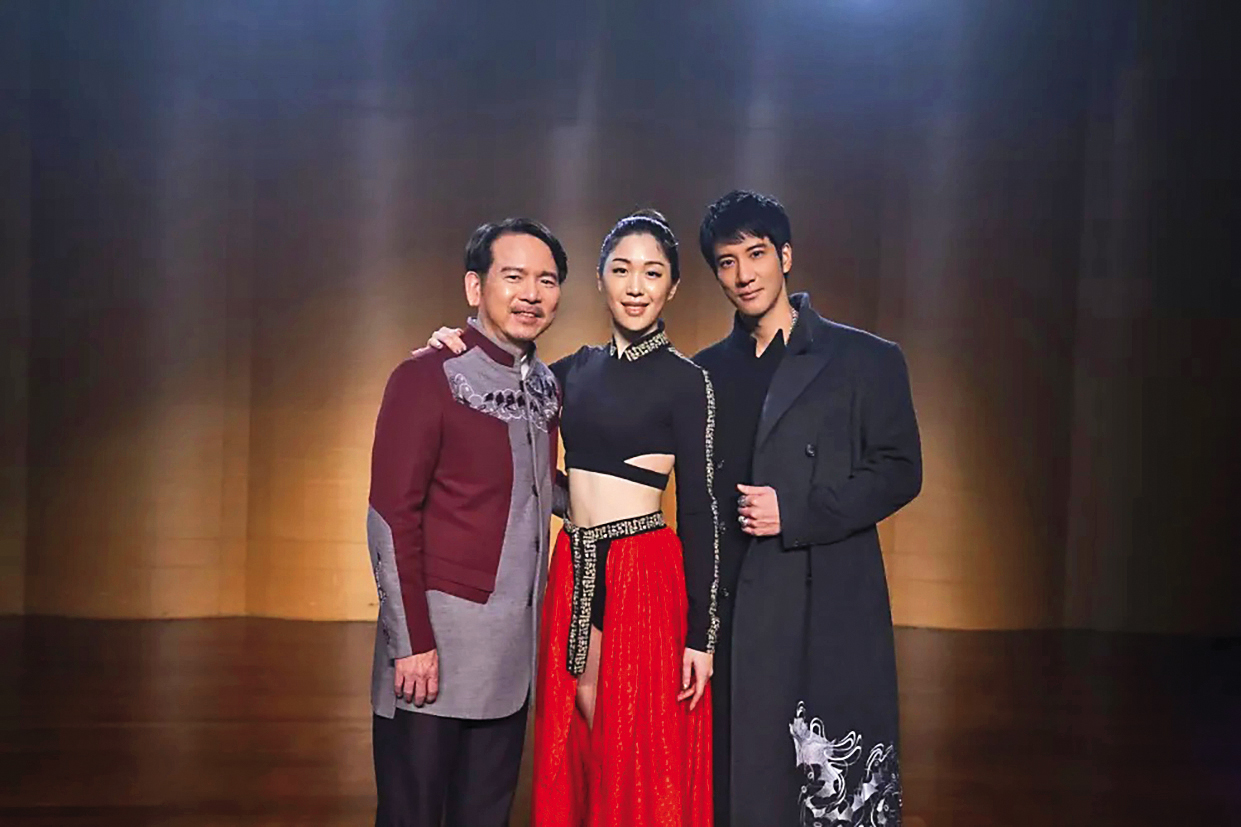 李建復(左起)和女兒李友珊、表姪王力宏是不同年代的高顏值實力派歌手。(海蝶音樂提供)