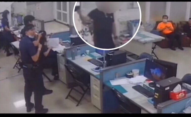 楊男闖入二分局永興所，朝員警比中指。（警方提供）