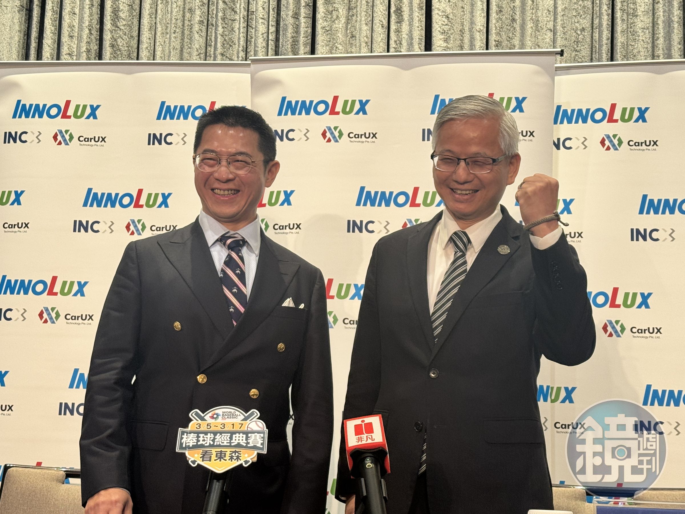 群創董事長洪進揚(左)與旗下生醫小金雞睿生光電董事長楊柱祥(右)共同出席集團法說會。
