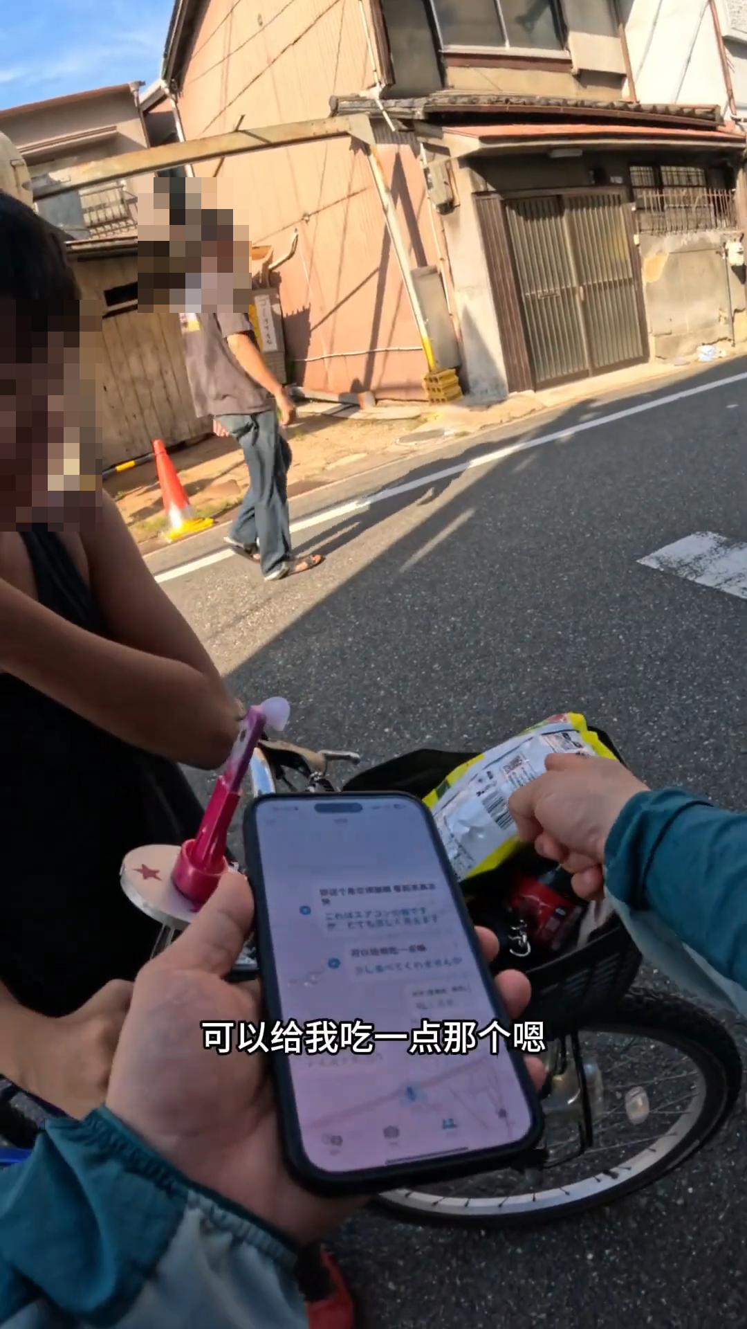 他在路上搭訕日本小朋友，還用翻譯軟體詢問對方可不可讓他吃一點點零食。（翻攝自一棵樹YT頻道）