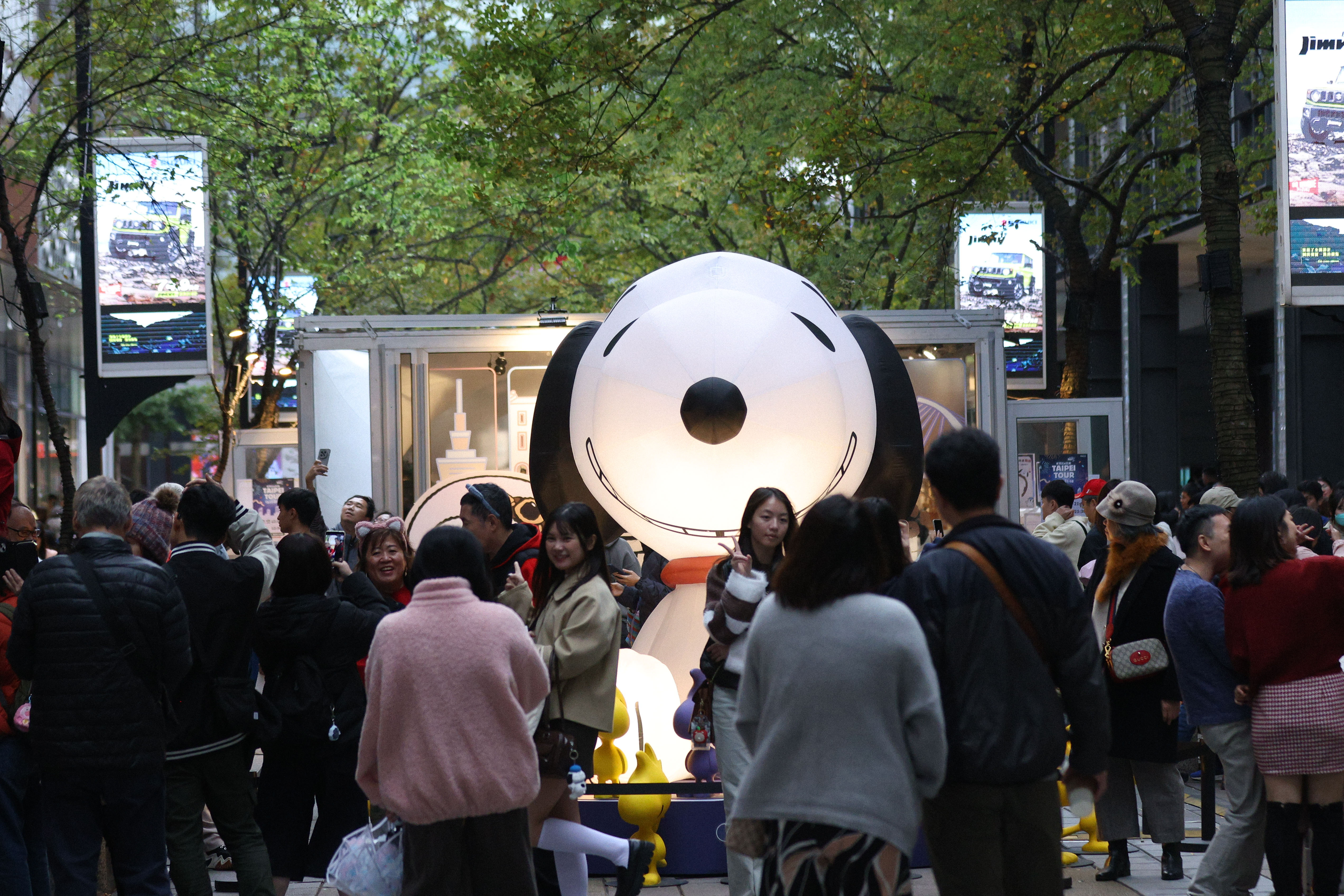 今日東北季風稍增強,北部及東北部天氣稍轉涼;東半部地區、基隆北海岸、恆春半島、大台北山區有局部短暫雨,桃園以北地區及澎湖有零星短暫雨。(鏡報劉耀勻)