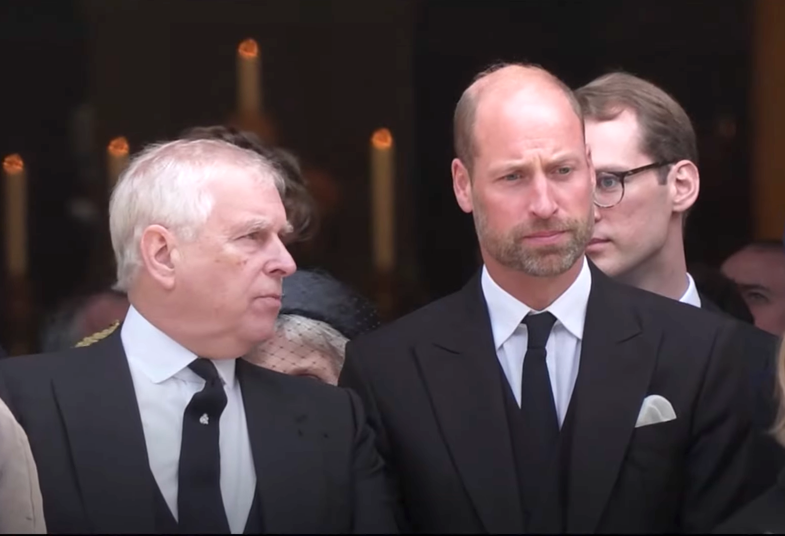 威廉王子（右）擬全面切割叔叔安德魯王子（左）。（翻攝Daily Record YouTube頻道）