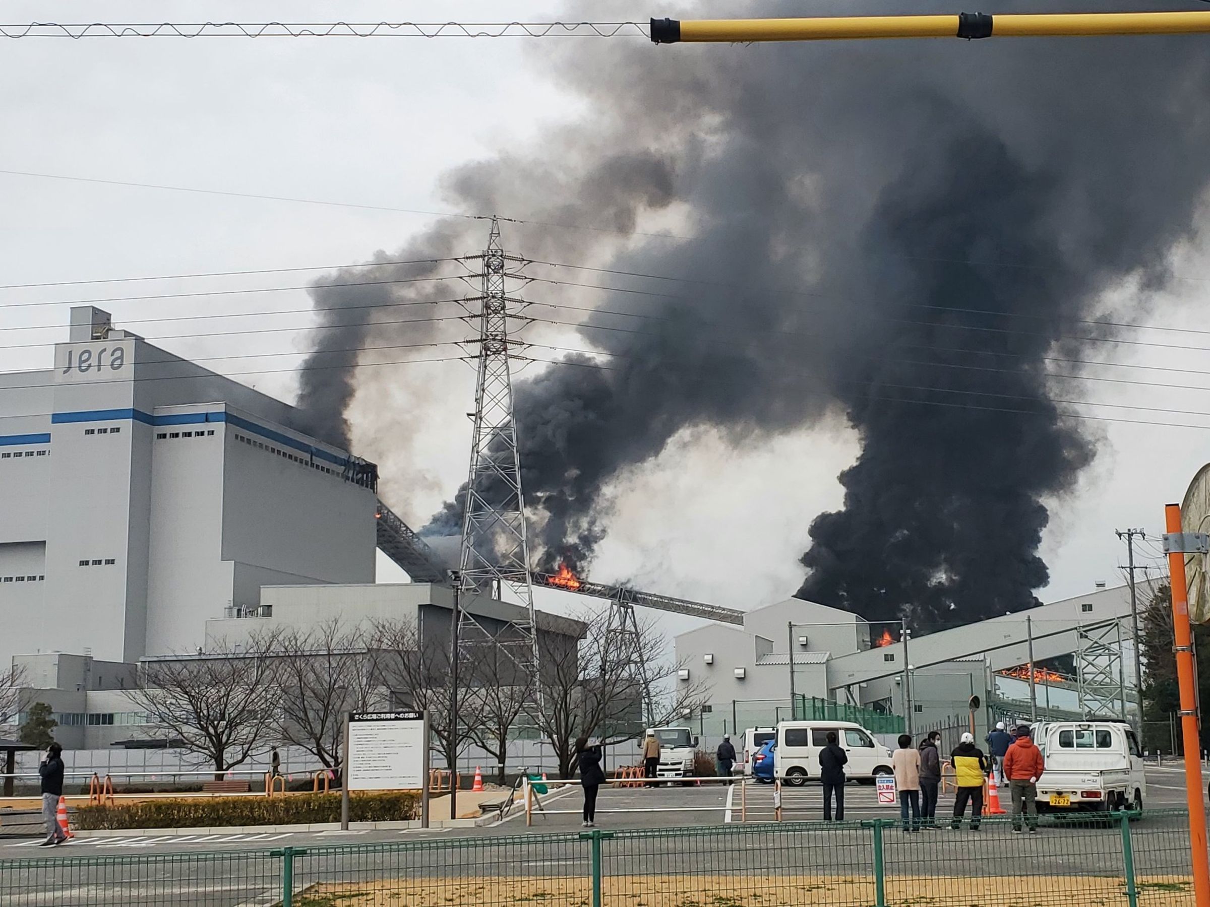 日本火力發電廠爆炸，死傷不明！現場狂冒黑煙。（翻自X平台）