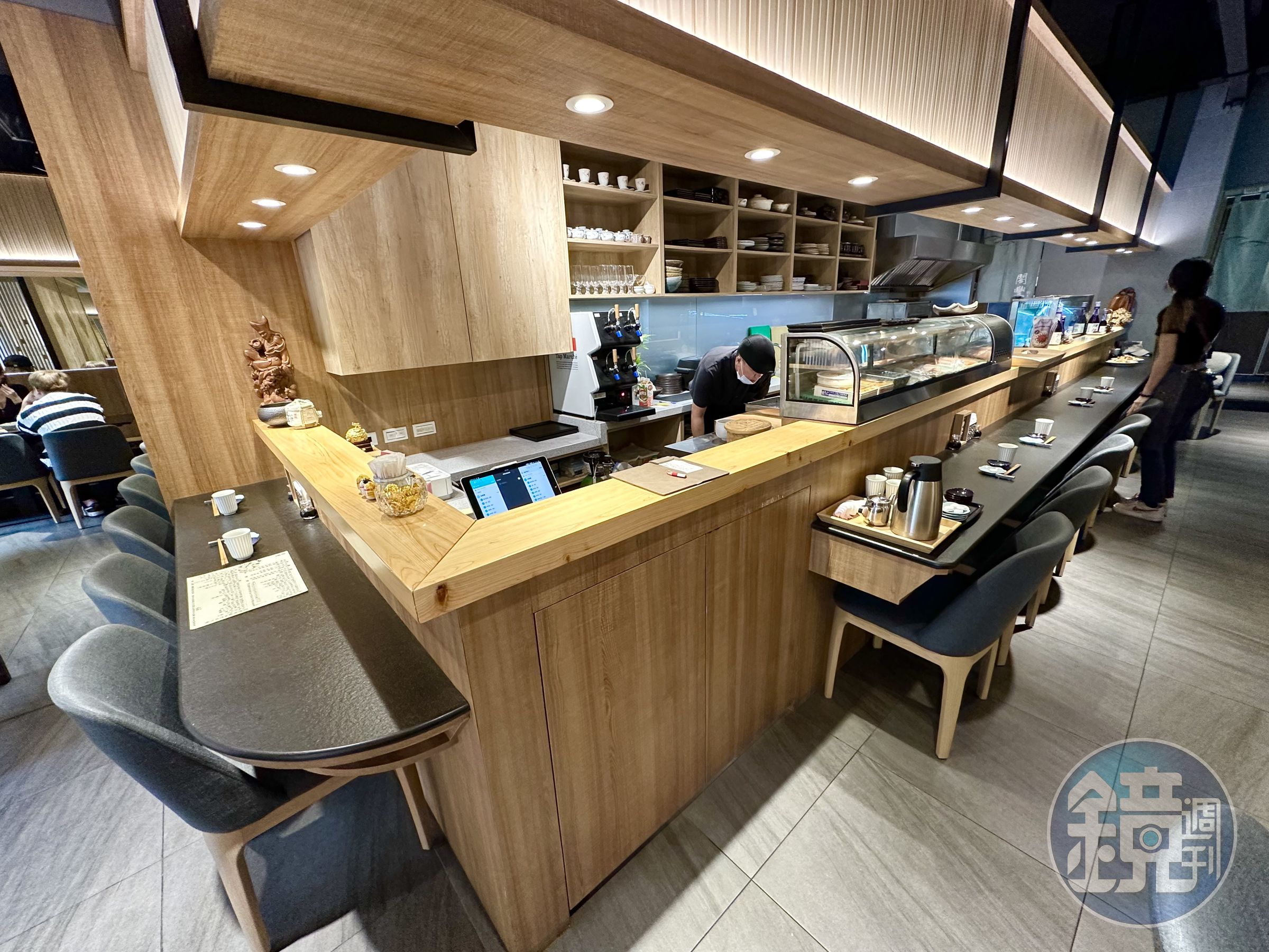 餐廳使用大量日本檜木,營造質樸素雅的用餐氛圍。