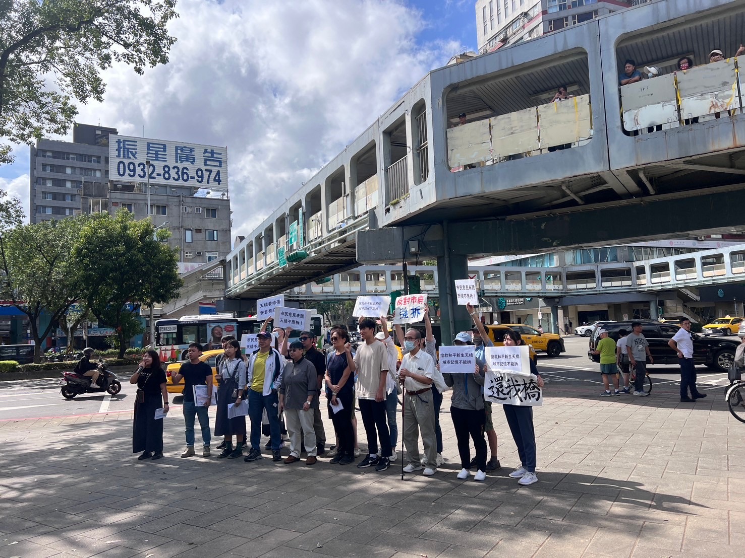 民眾發起守護和平新生天橋行動，反對市府拆除天橋。（翻攝自「守護和平新生天橋」臉書）