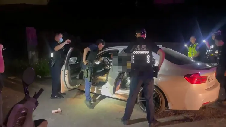 新北三峽22歲男子掛假車牌車輛違停，拒檢逃逸並試圖開車衝撞員警。（翻攝畫面）