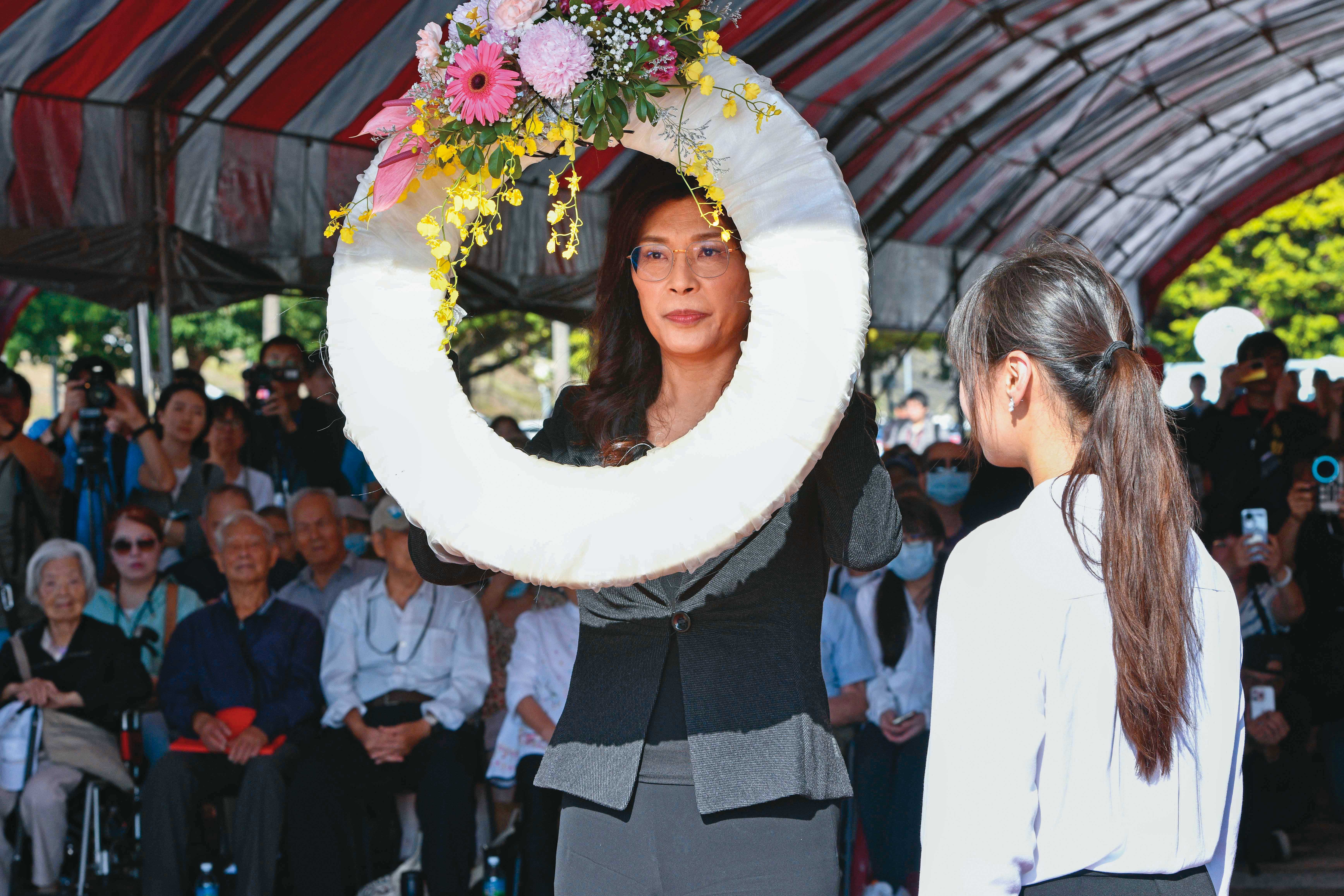 鄭麗文的確「鄭」在改變國民黨，她還會做什麼，沒有人知道答案，這才是國民黨頭痛的地方。圖為鄭出席「50年代白色恐怖秋祭追思慰靈大會」。（鏡報李智為）