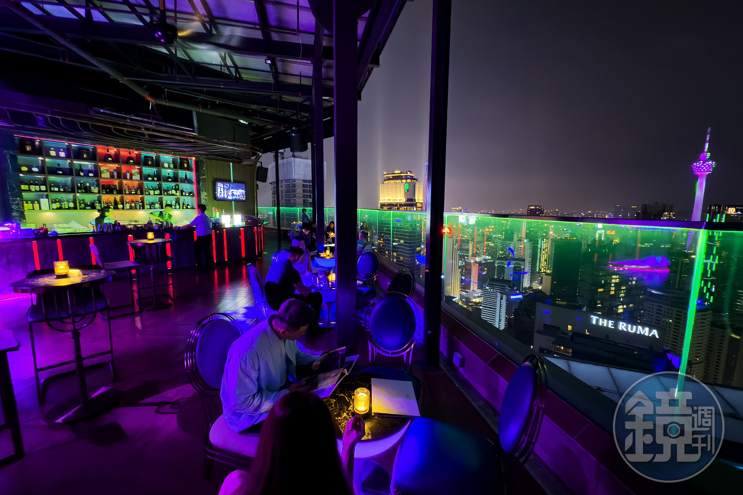 位於53樓的「Satellite Bar」是淺酌放鬆、欣賞城市光影的絕佳去處。
