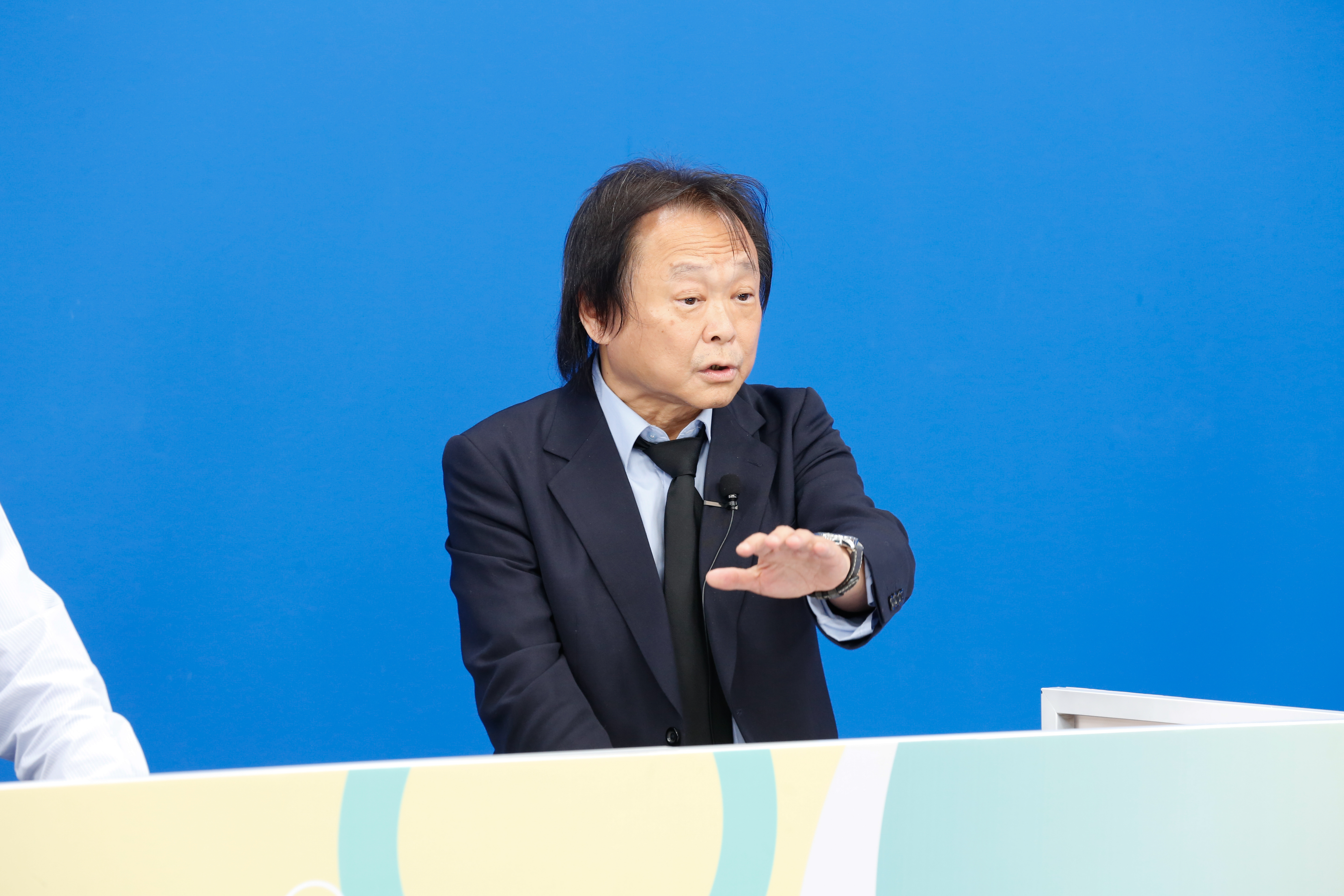 王世堅今表示，自己送的龍袍應該有對柯文哲達到「心理治療」效果。（本刊資料照）