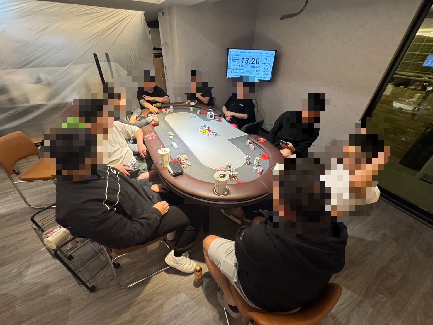 警方逮捕多名賭客,起獲賭具、賭資。