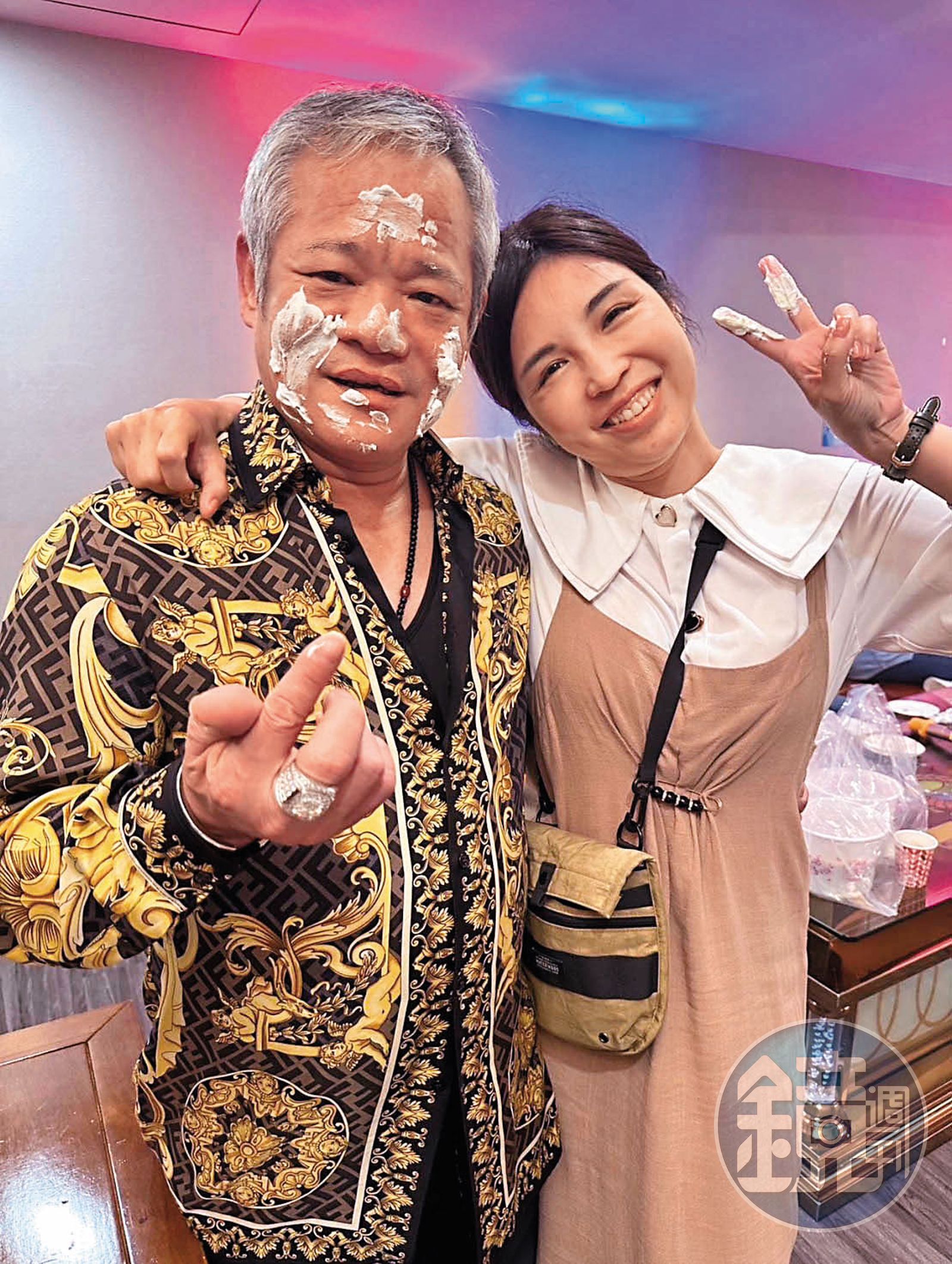 環南市場自治會長林勝東（左）生日時，華江里長洪佳君（右）受邀參加，氣氛融洽。（讀者提供）