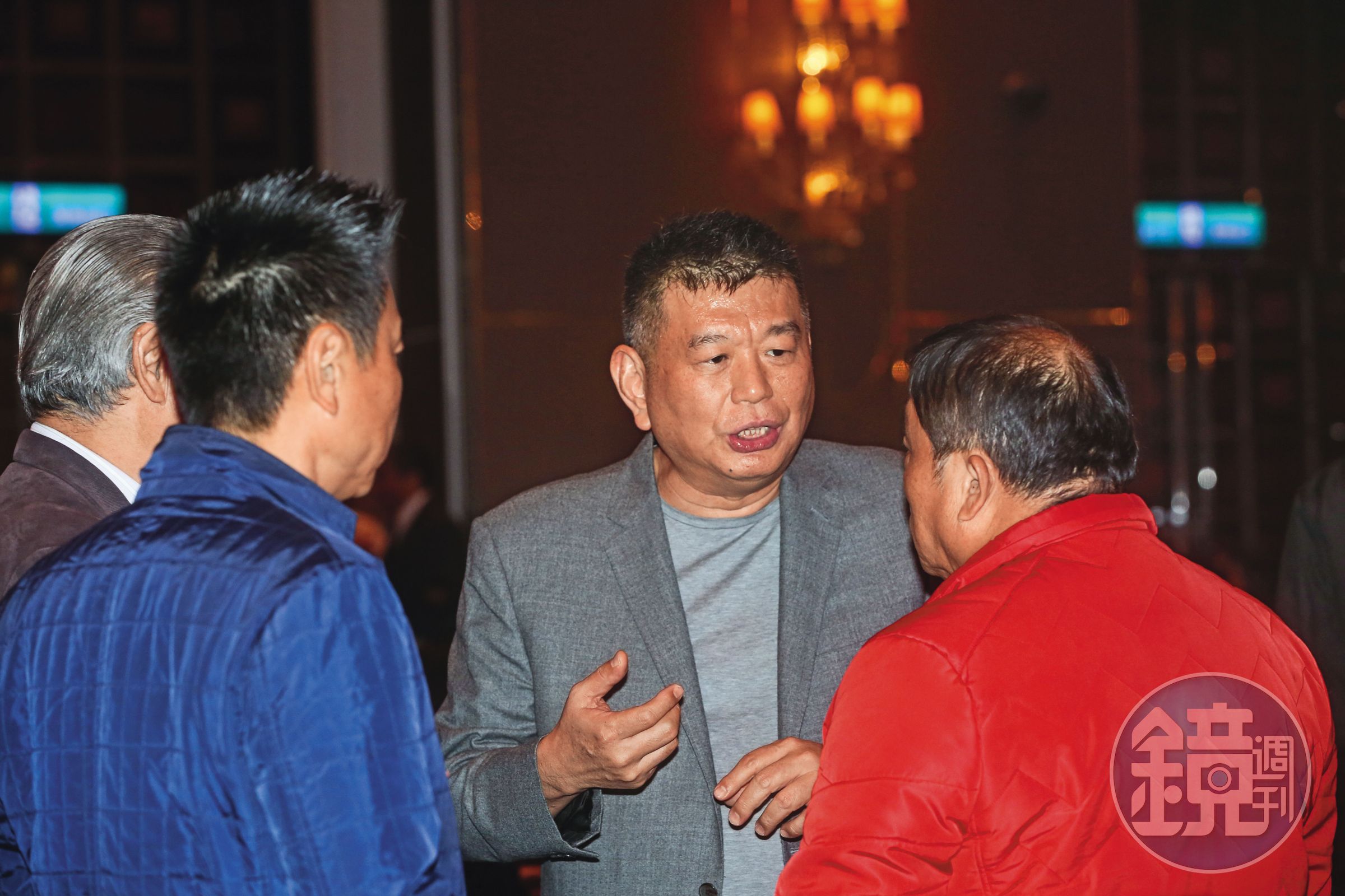 近來房市冷淡，據聞連號稱房市多頭總司令的興富發總裁鄭欽天（中）都暫停購地計畫。