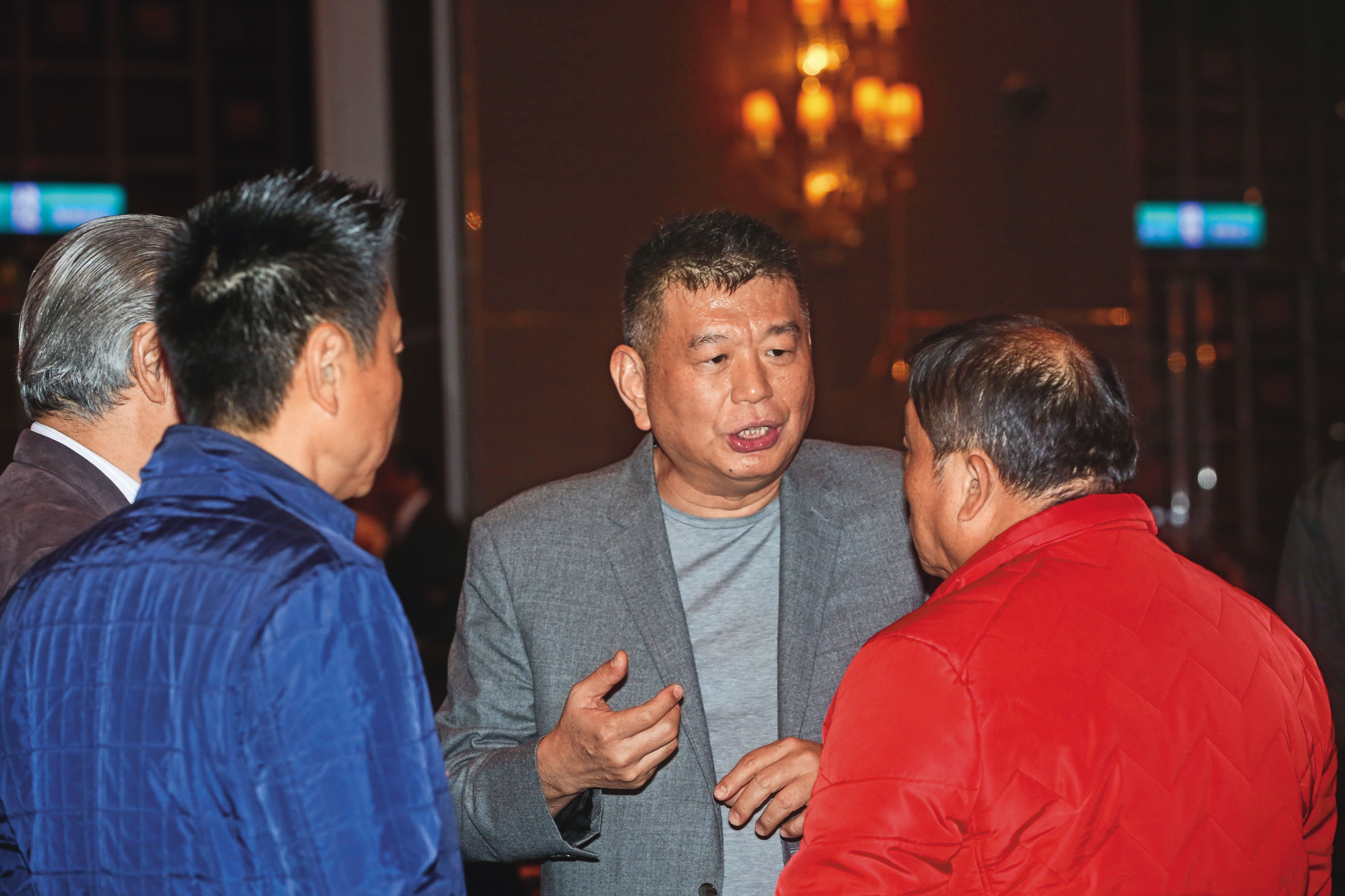 近來房市冷淡，據聞連號稱房市多頭總司令的興富發總裁鄭欽天（中）都暫停購地計畫。