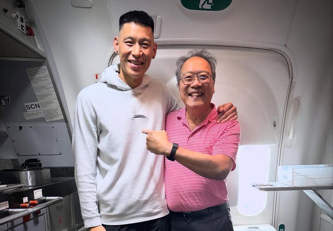 林書豪在飛機上巧遇馬友友。（翻攝Jeremy Lin 林書豪臉書）