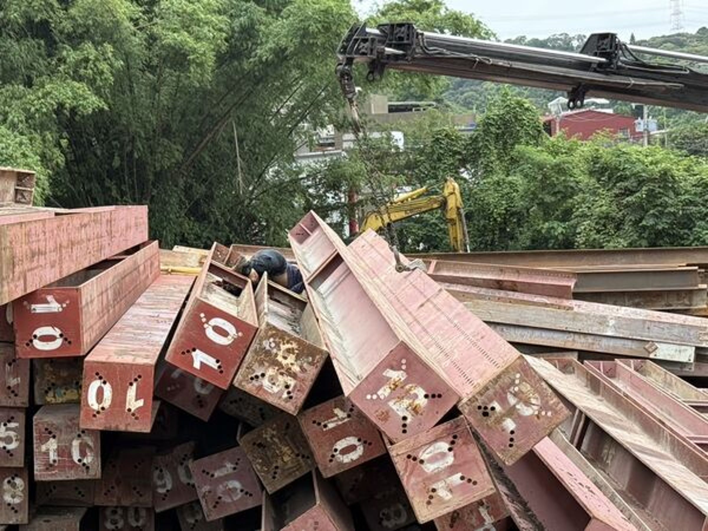 彰化芬園鄉工地發生嚴重工安意外,吊車司機遭1.7噸鋼梁重壓命喪現場。(翻攝畫面)