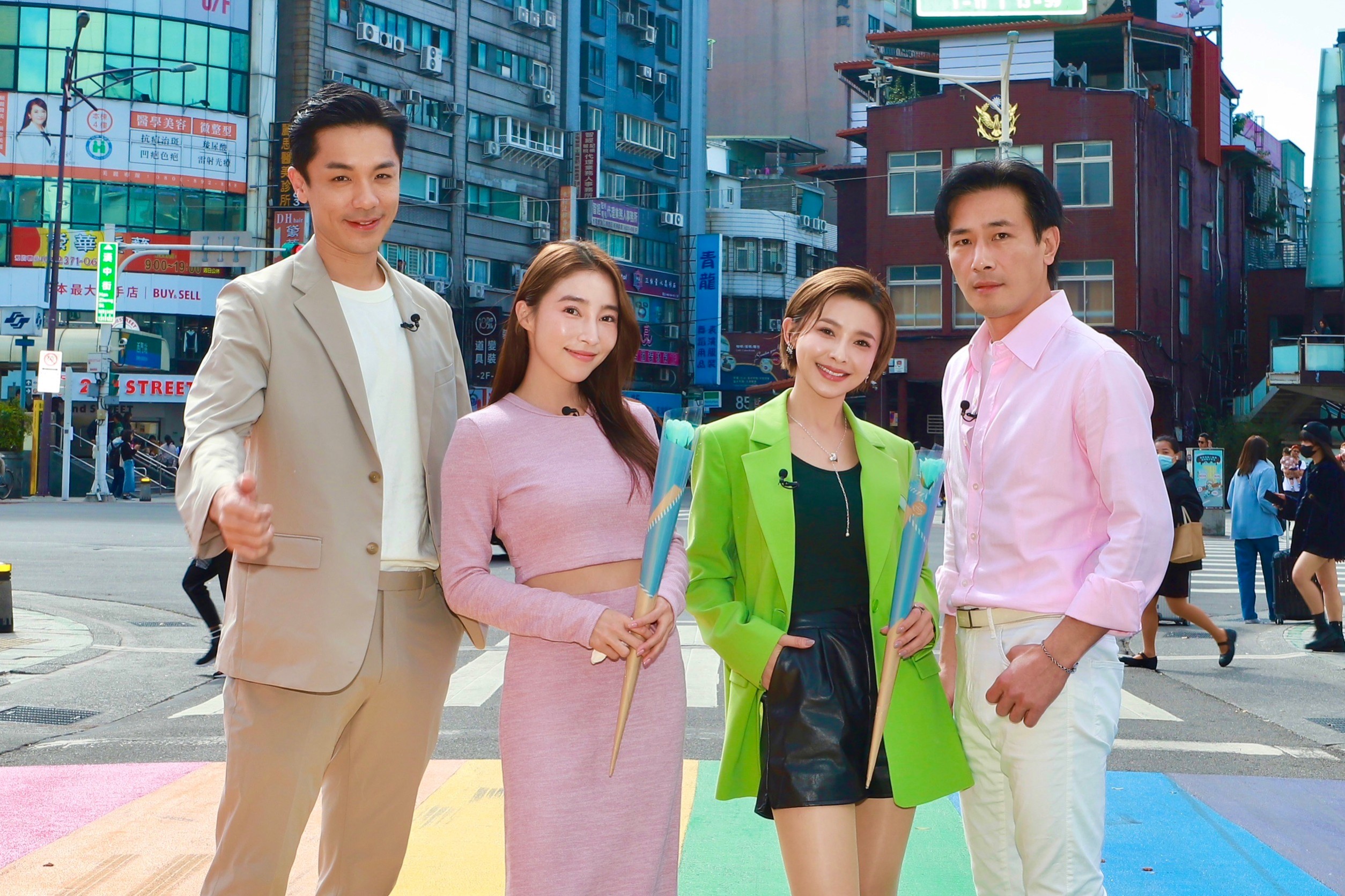 《愛的榮耀》演員左起楊皓崴、張家瑋、吳婉君及傅子純到西門町直擊與民眾互動玩遊戲。（民視提供）