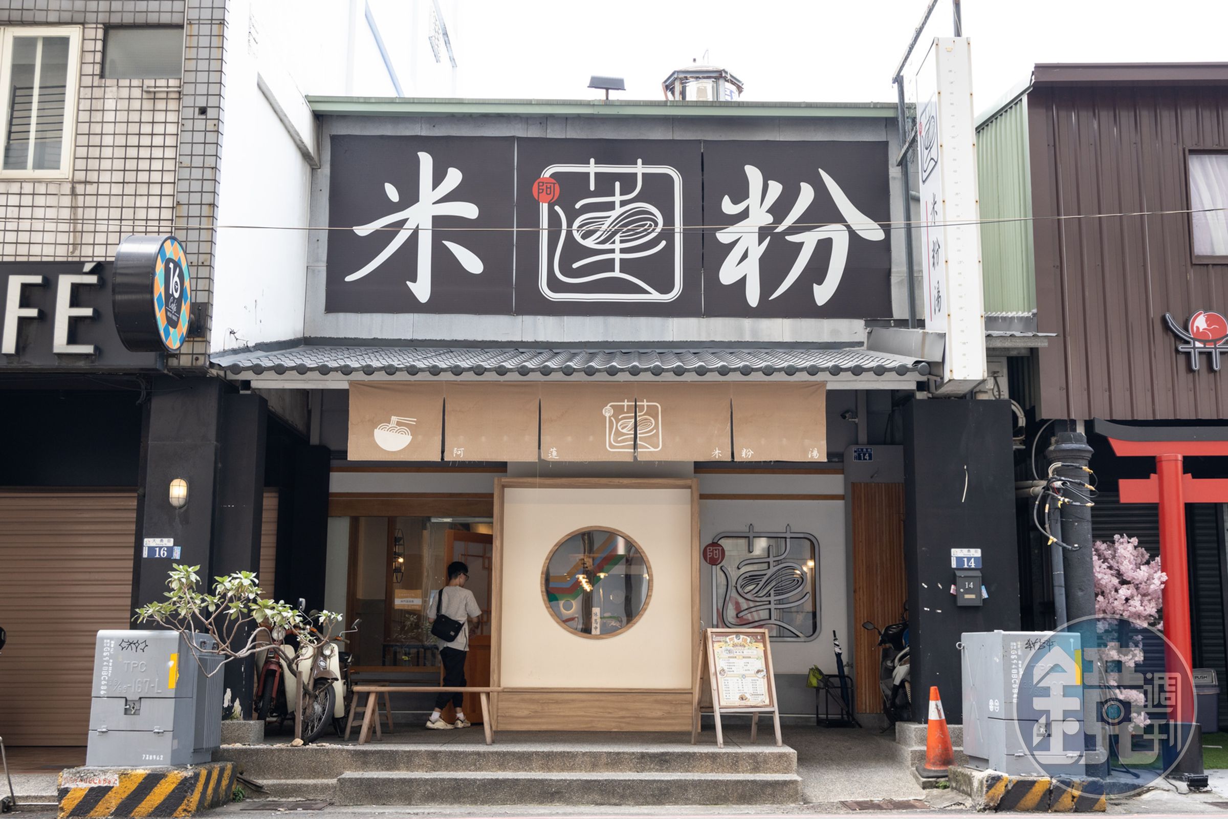 不同於市場老店,小兒子林雋涵在台中火車站附近開了一家新的店面,吸引更廣泛的客群。