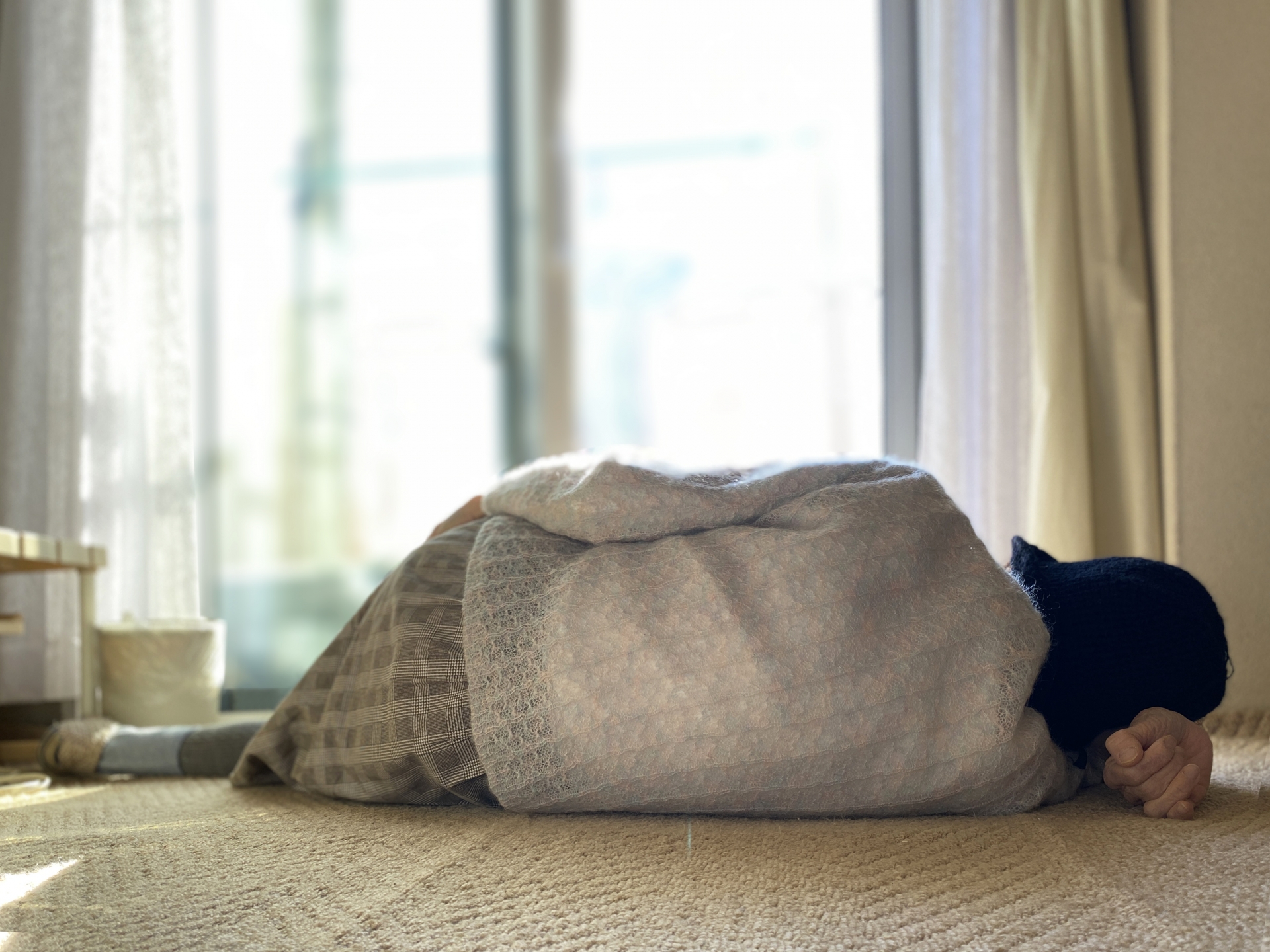 醫師黃軒指出,孤獨死並不等於獨居,也不只發生在老年人,反而有不少中壯年、高壓族群正處在高風險之中。(翻攝自photo-ac)