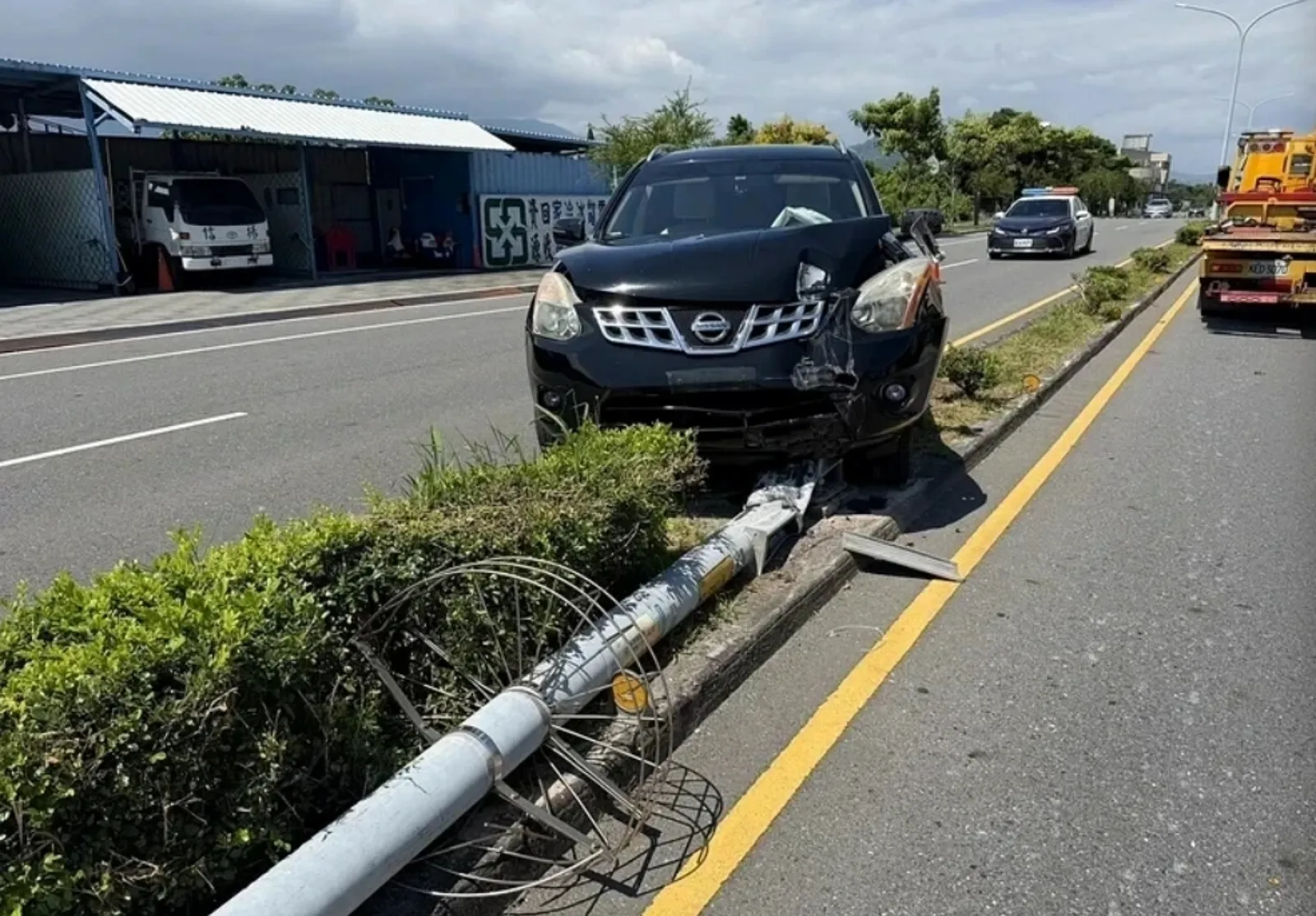 前立委廖國棟車禍撞斷路燈。(民眾提供)