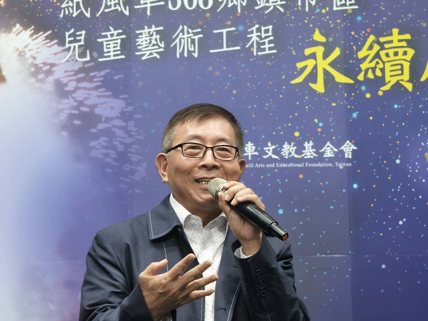 紙風車文教基金會董事蔡登俊買單368最後五個鄉鎮演出,讓這些地區等待超過10年的孩子都能順利看戲。(紙風車文教基金會提供)