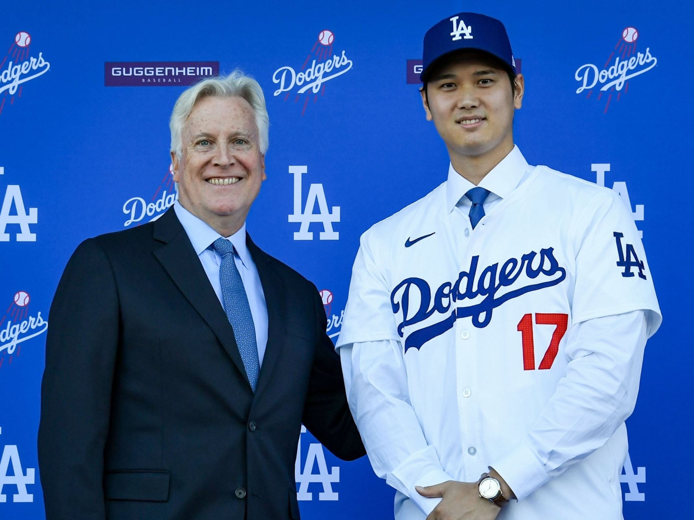 道奇隊正式召開記者會宣布大谷翔平(右)加入,大谷也披上17號球衣亮相。(翻攝自@Dodgers X)