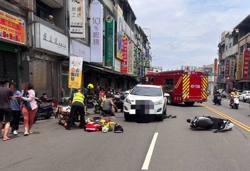 台中市太平區今日上午發生重大車禍，1輛自小客、2部機車和1輛腳踏車先後發生碰撞，造成1死2傷。（翻攝畫面）