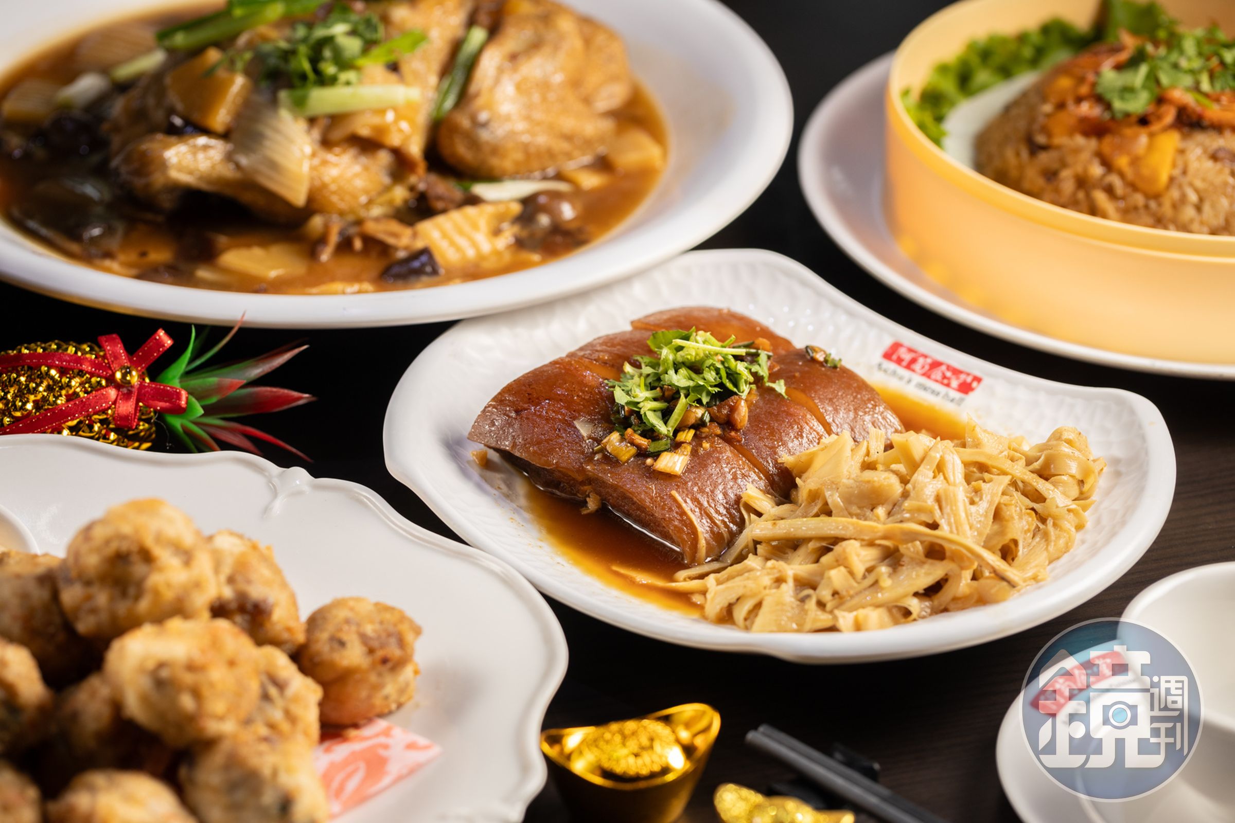 「阿菊食堂」以自製熟食與八寶丸在台南打響名號，圖為8,000元外帶10道年菜套餐。