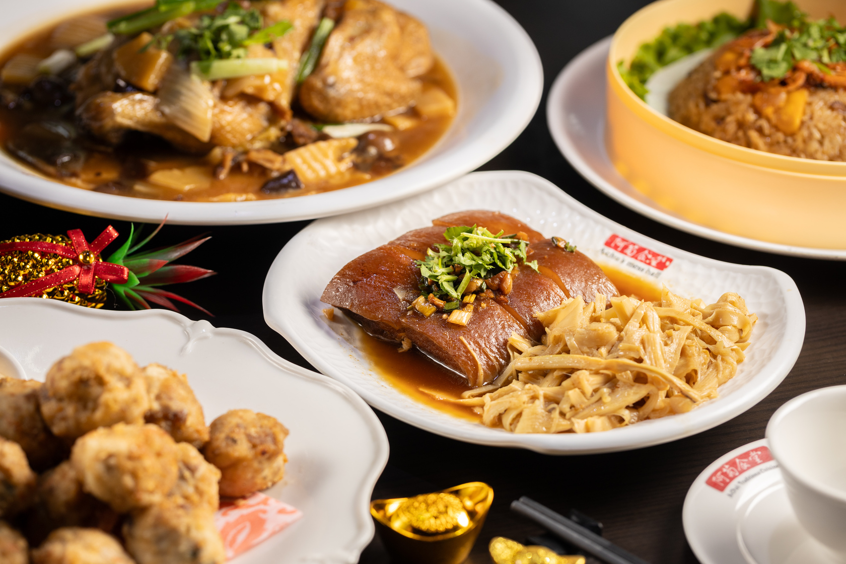 「阿菊食堂」以自製熟食與八寶丸在台南打響名號，圖為8,000元外帶10道年菜套餐。