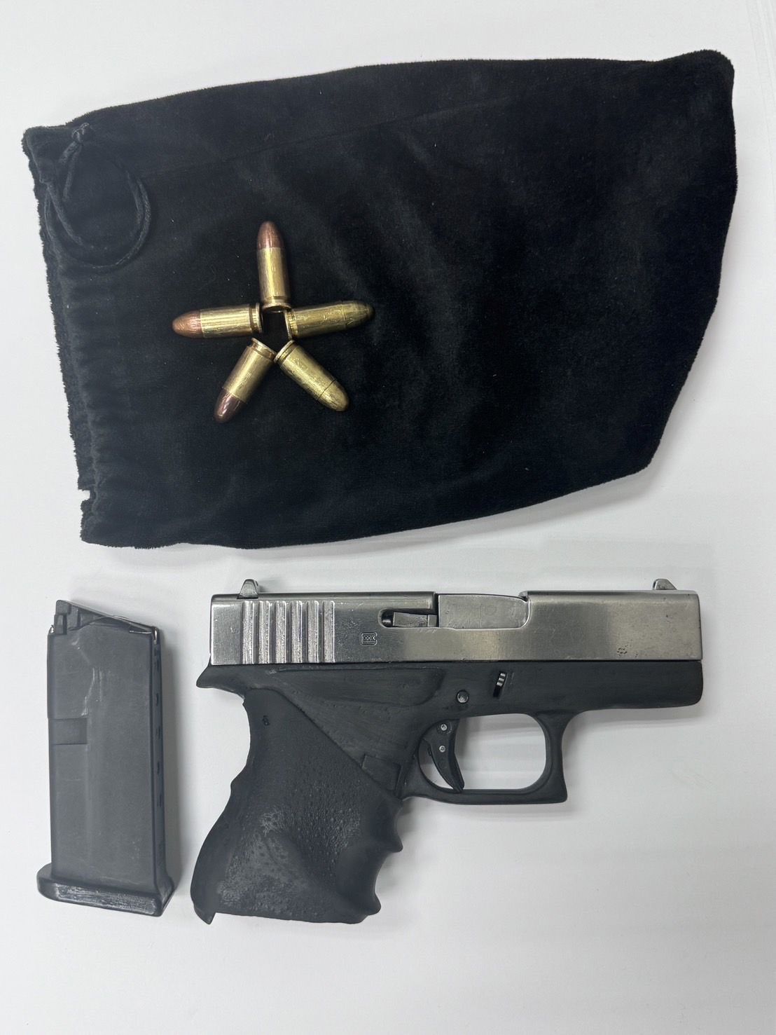 警方在巫男身上起出槍彈。（翻攝畫面）